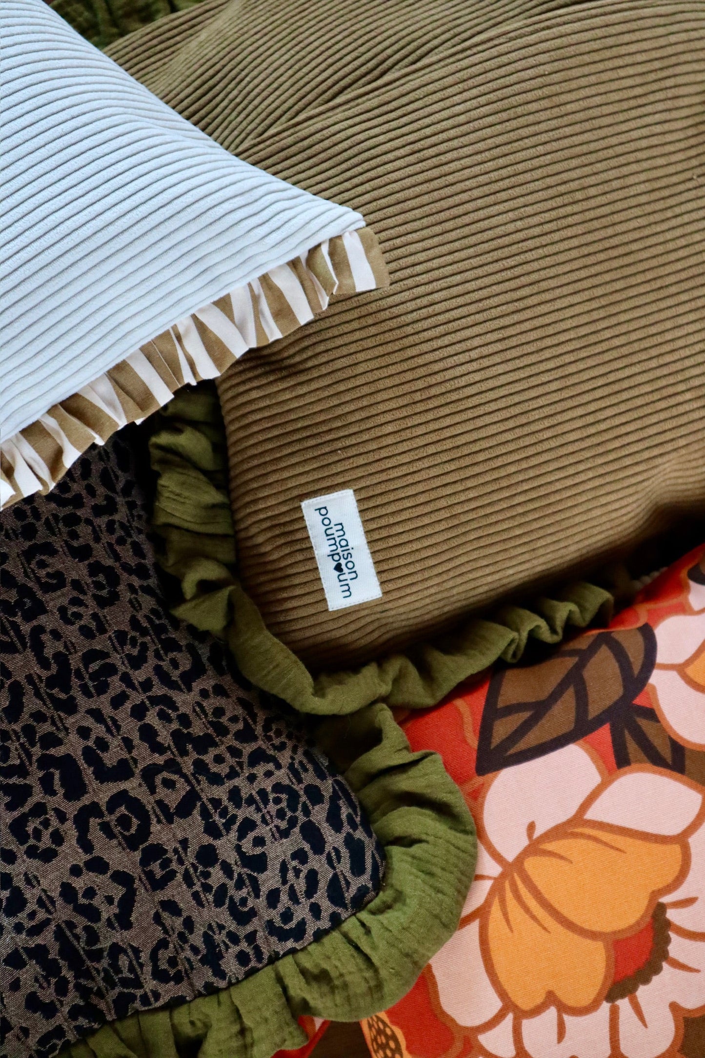 Le coussin velours à froufrous - La maison poumpoum