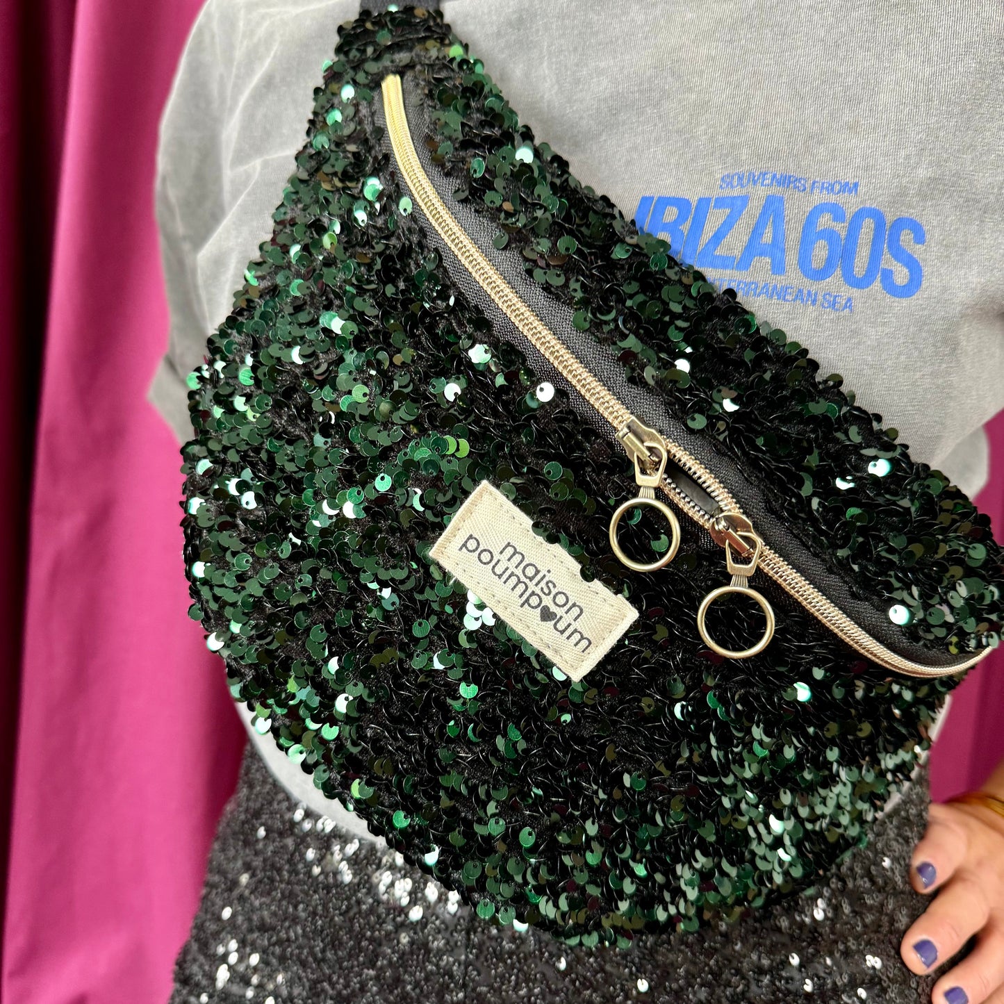 Sac banane sequin vert portée