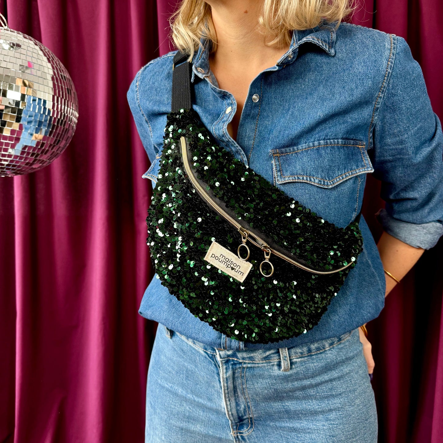 Sac banane sequin vert portée outfit