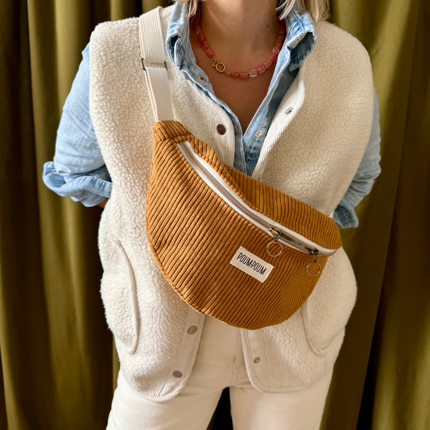 Sac Banane Velours Moutarde porté