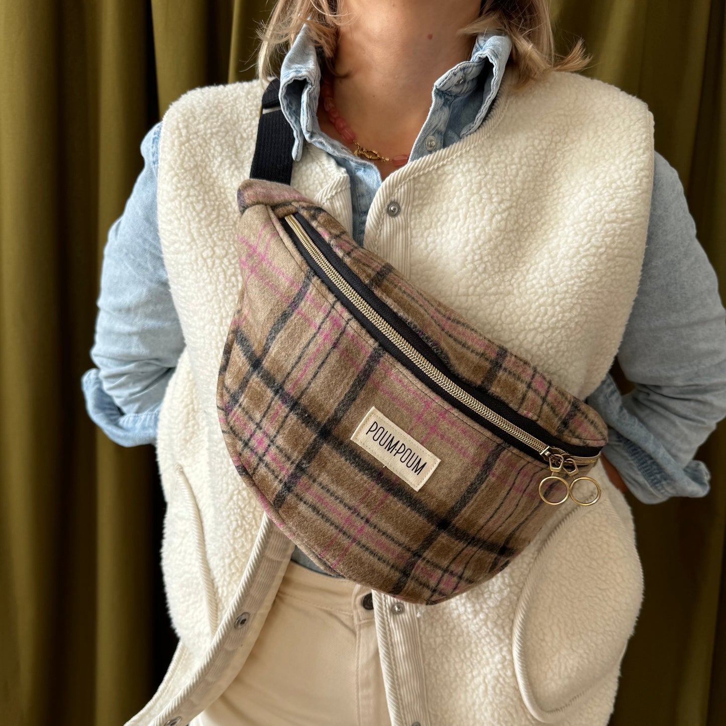 Sac Banane lainage carreaux rose porté