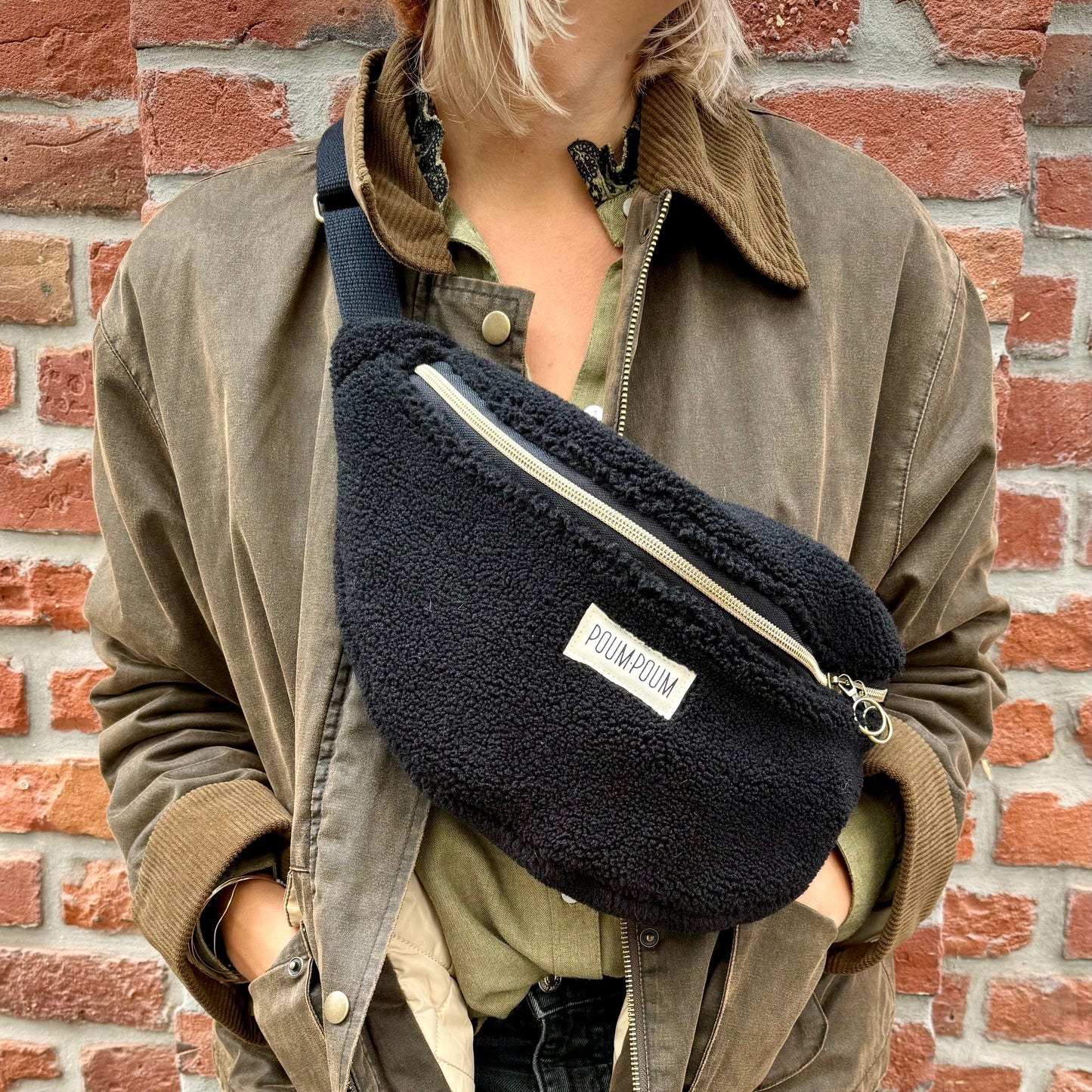 sac_banane_moumoute_noire_portee