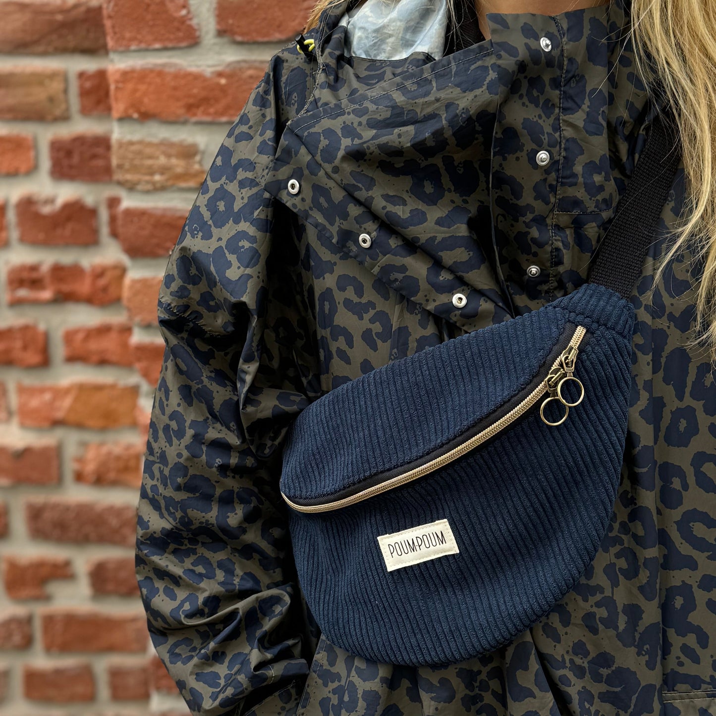 Sac Banane Velours Bleu Marine porté