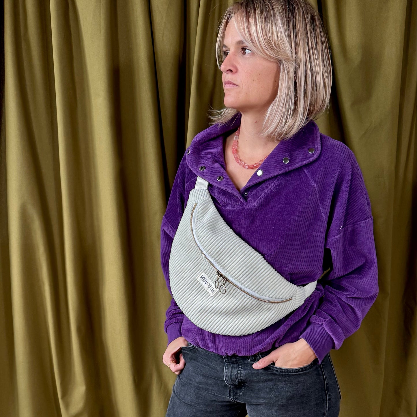 sac banane velours grosse cote crème porté