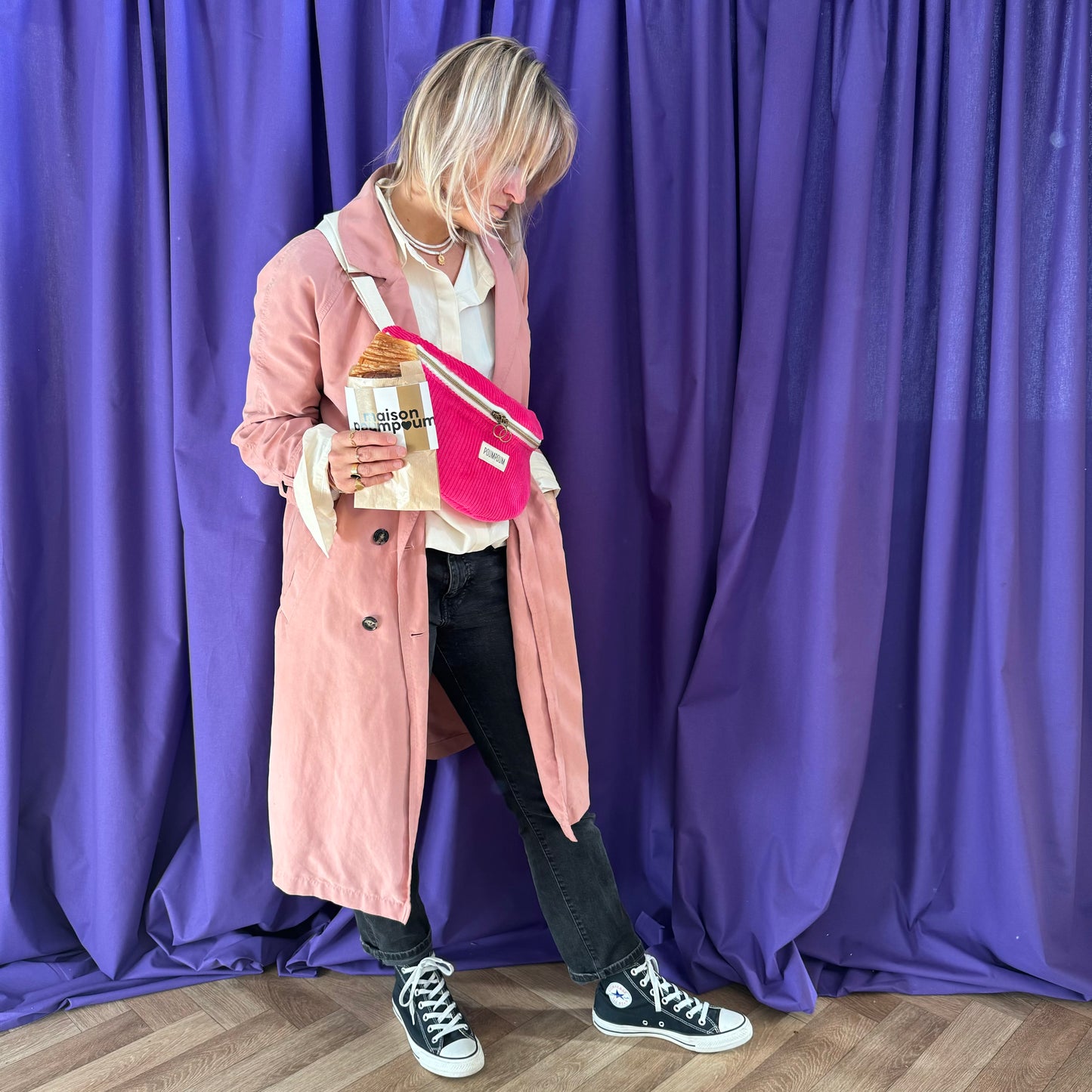 Sac Banane Velours Fuchsia portée