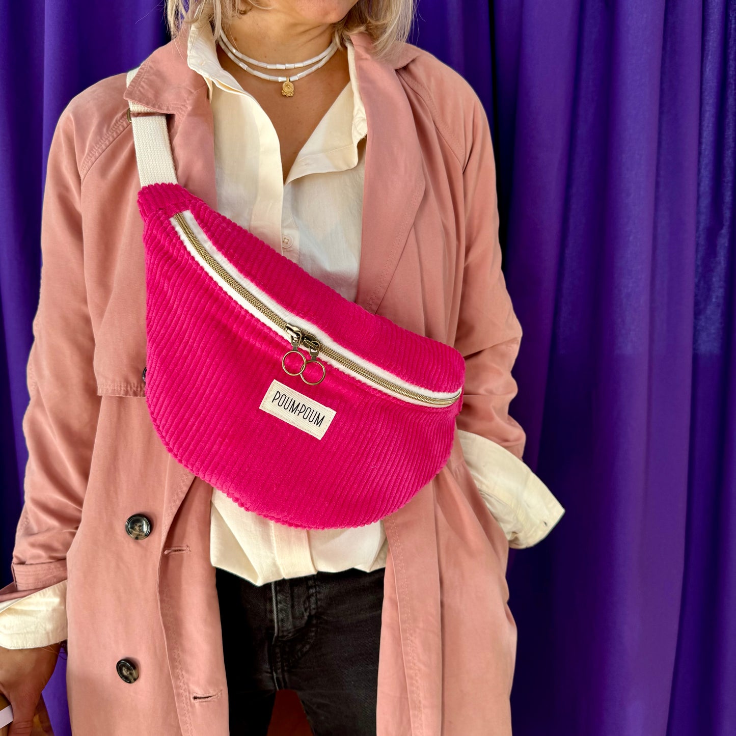 Sac Banane Velours Fuchsia porté