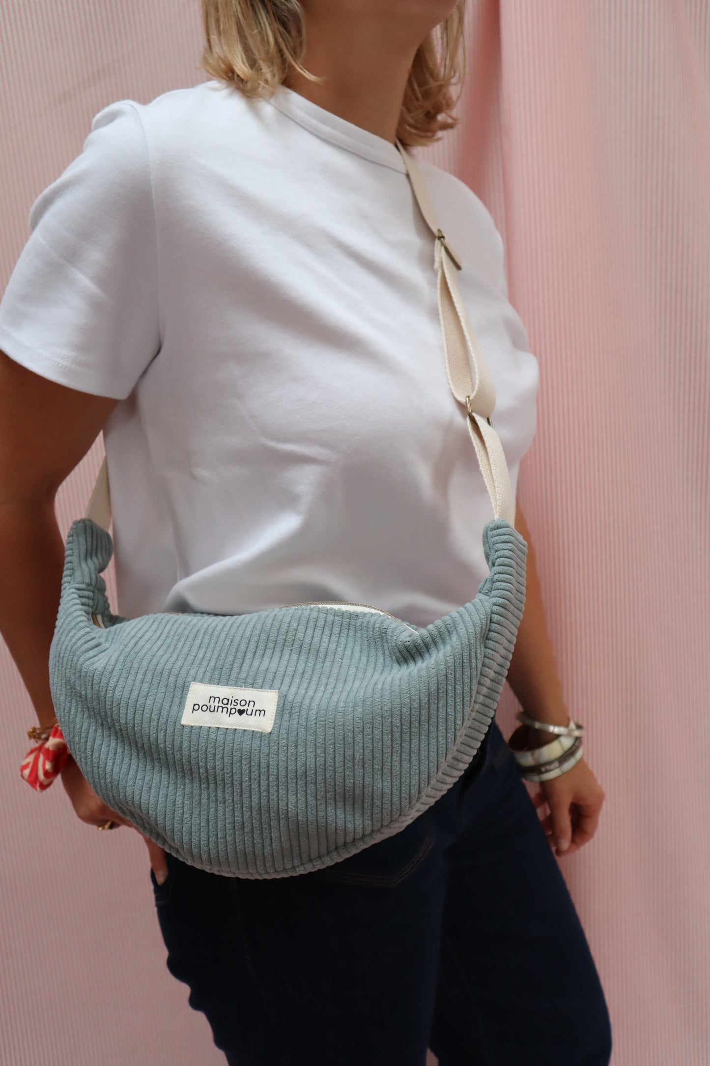 sac demi lune velours bleu ciel Maison PoumPoum