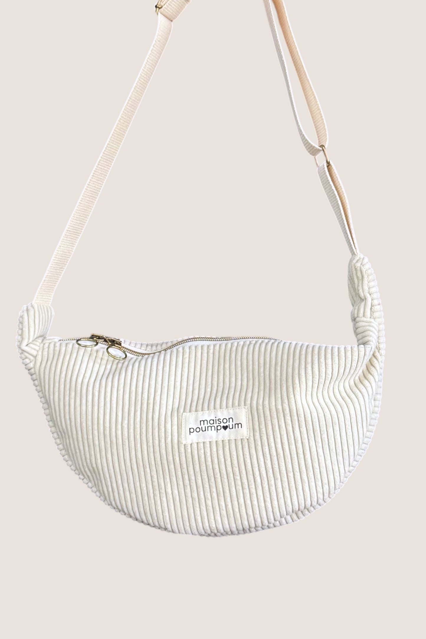 sac demi lune velours crème Maison PoumPoum zoom