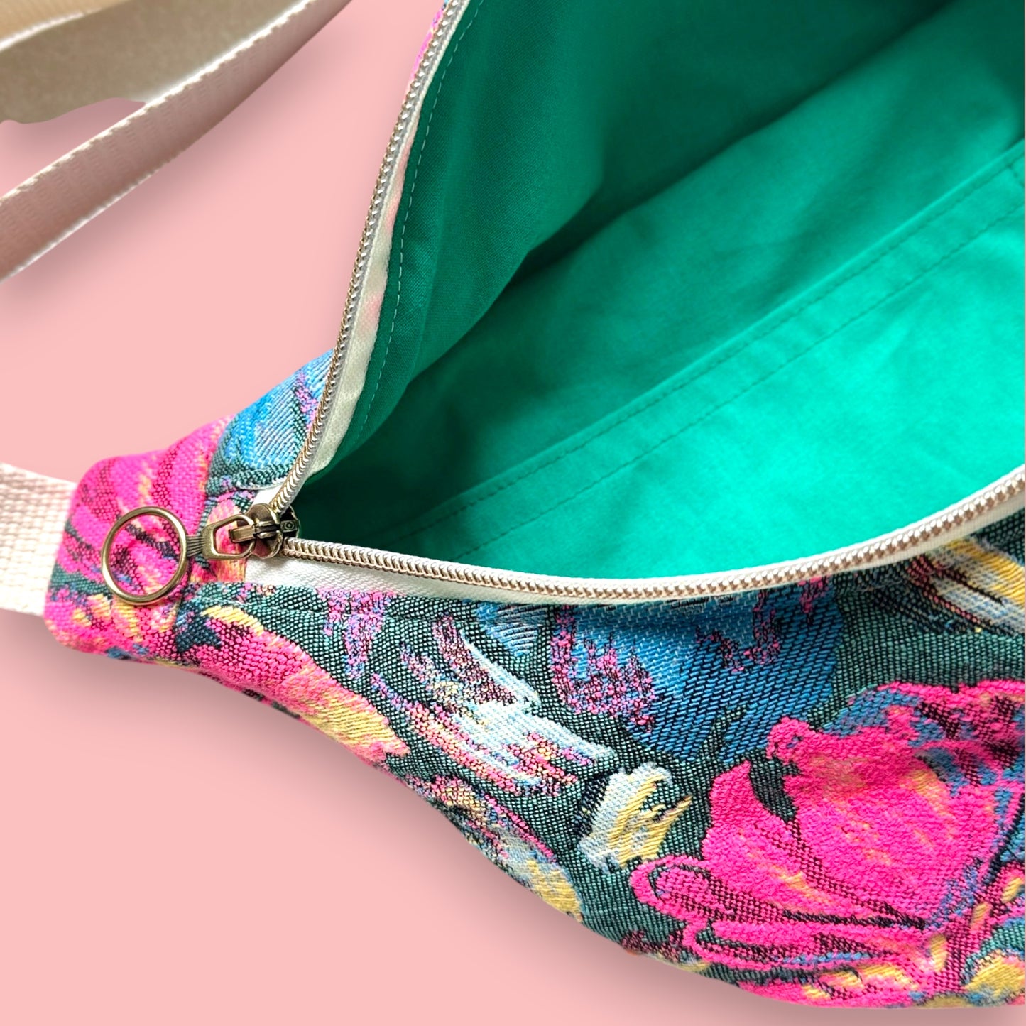 zoom tissu fleuri vintage fluo