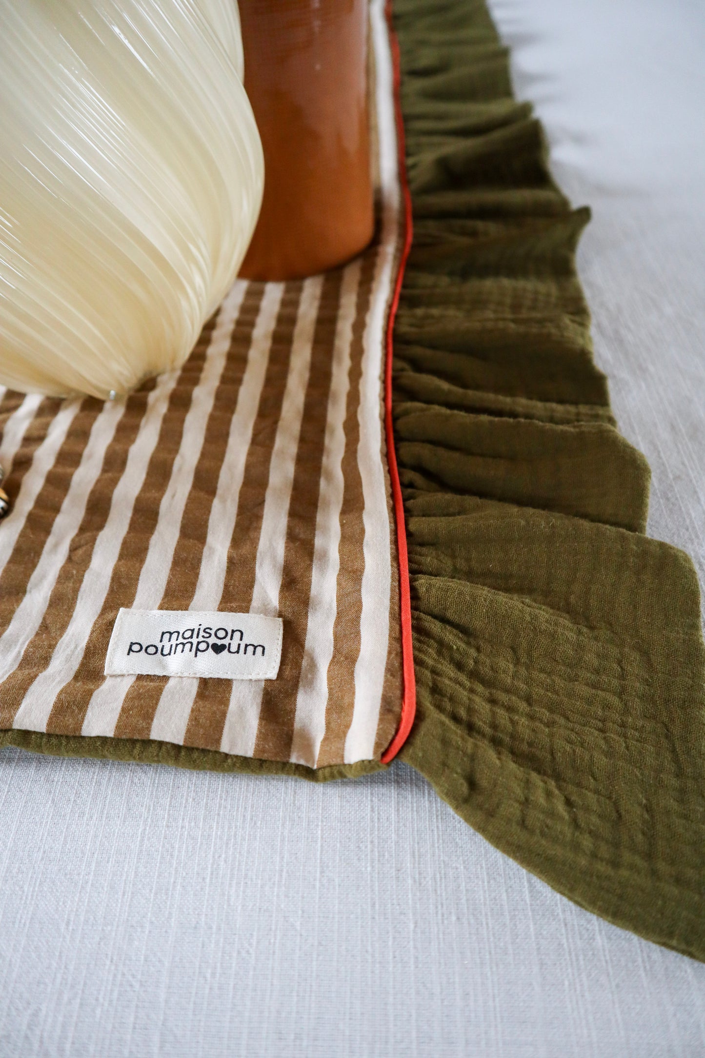 Le chemin de table Réversible - Rayure kaki et gaze de coton kaki  - La maison poumpoum