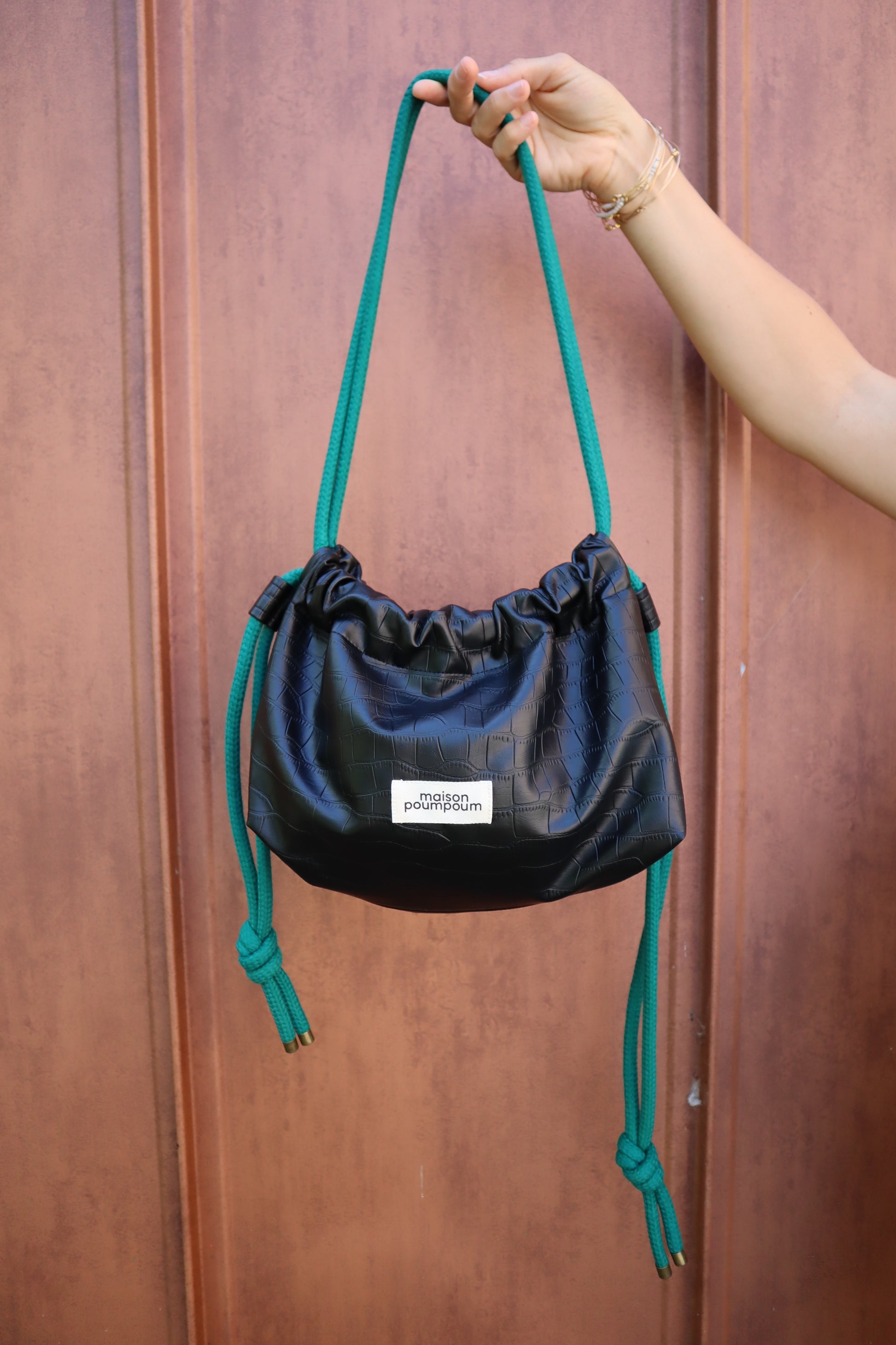 sac bourse simili croco noir - maison poumpoum - cordon vert détails