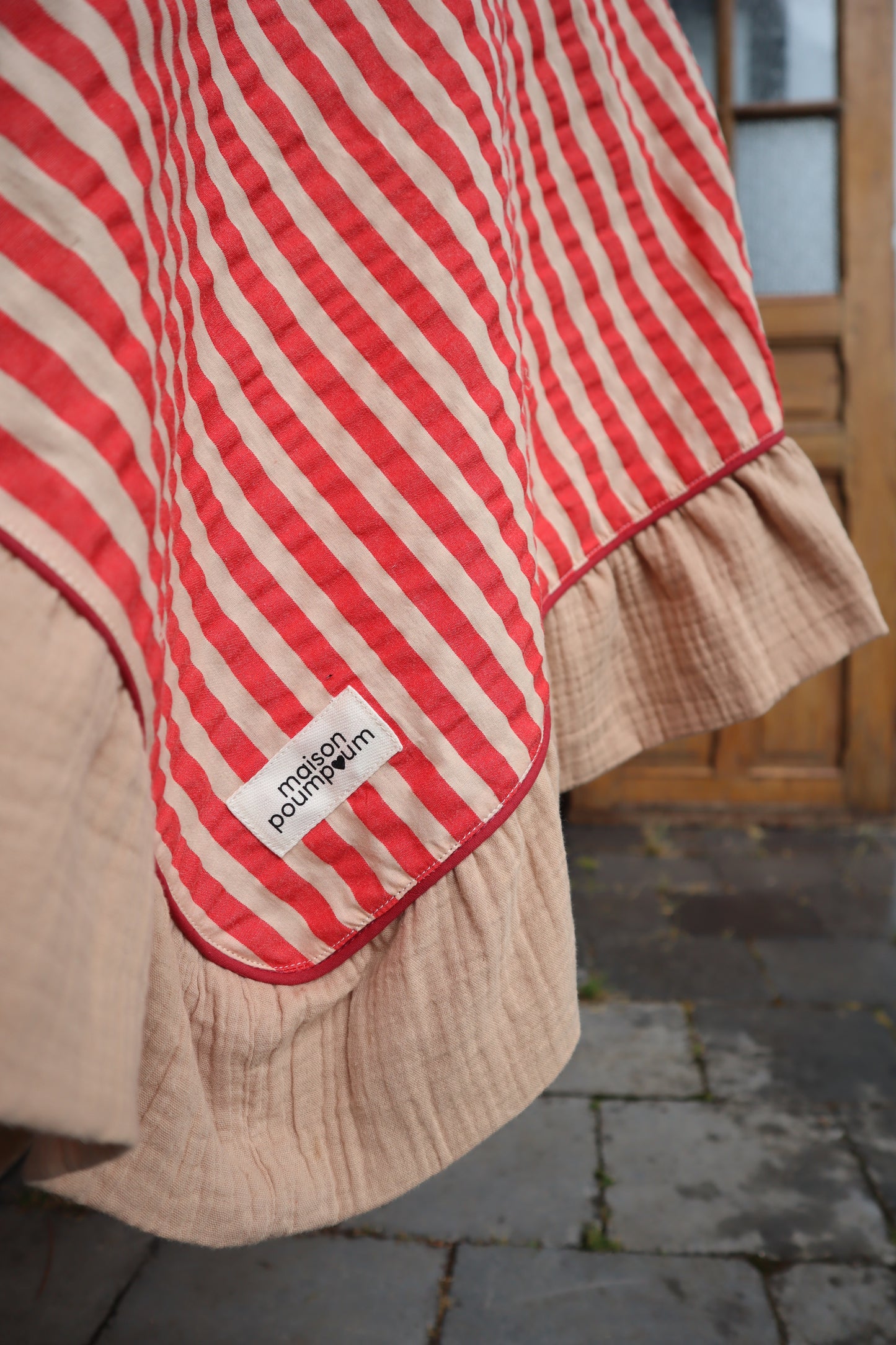 La nappe à froufrous  - Rayure rouge -  La maison poumpoum