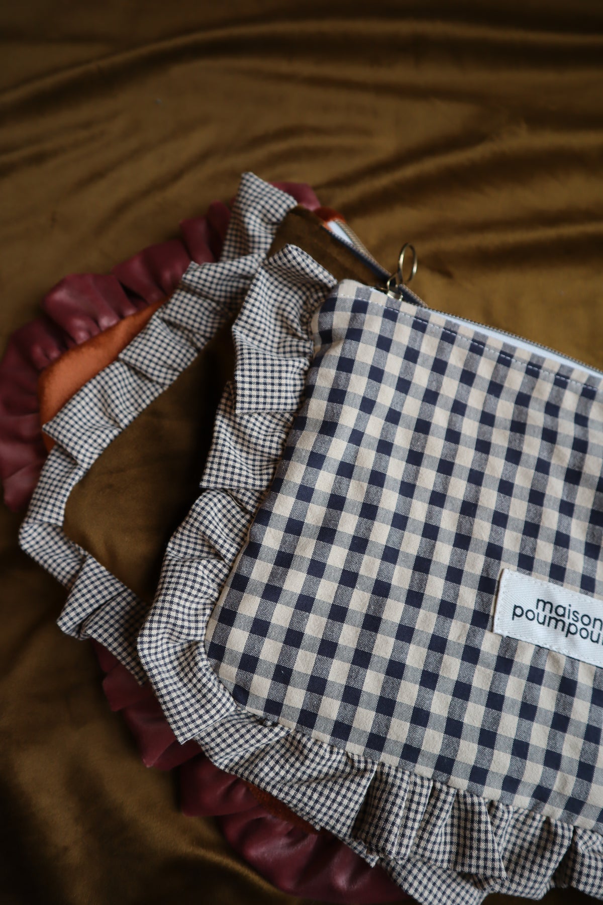 Pochette à froufrous  –  Velours bronze