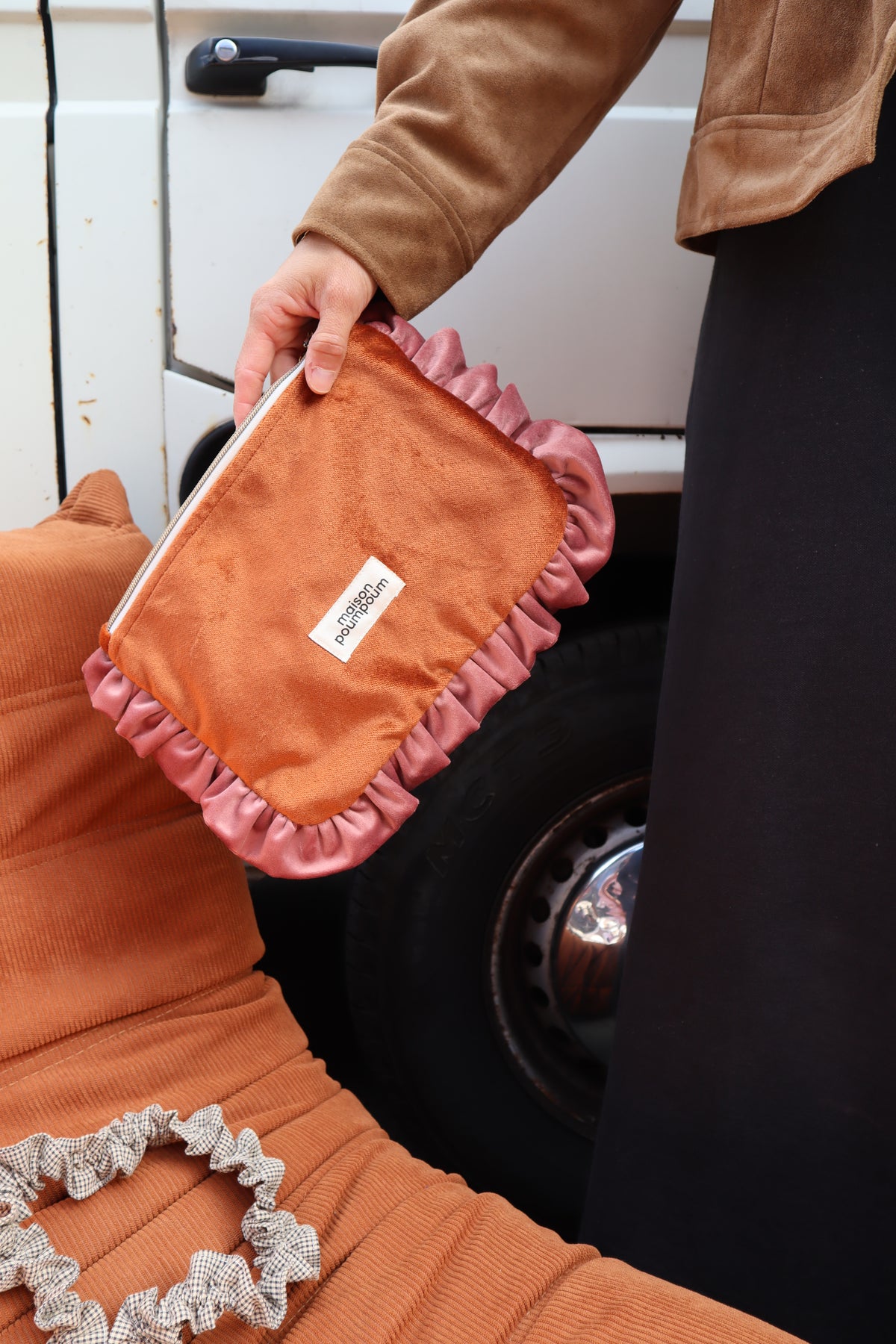 Pochette à froufrous  –  Velours Cognac
