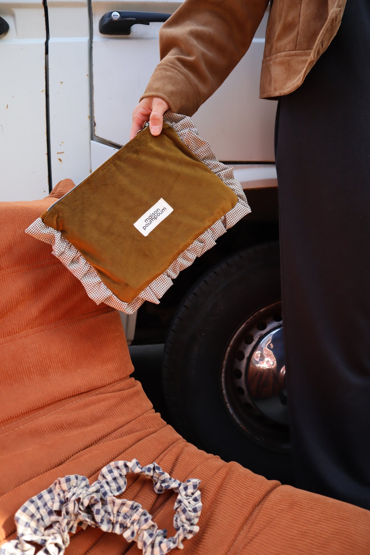Pochette à froufrous  –  Velours bronze
