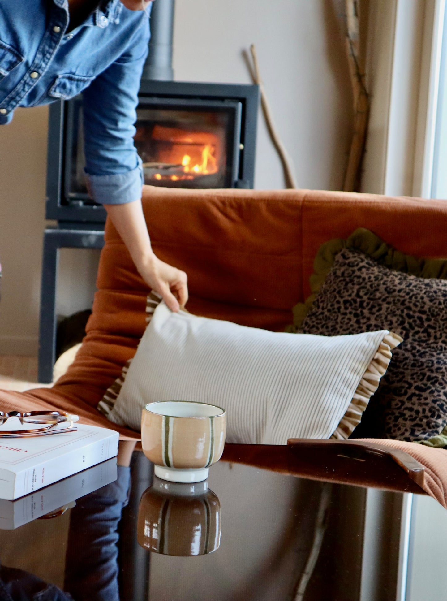 Le coussin velours à froufrous  - La maison poumpoum