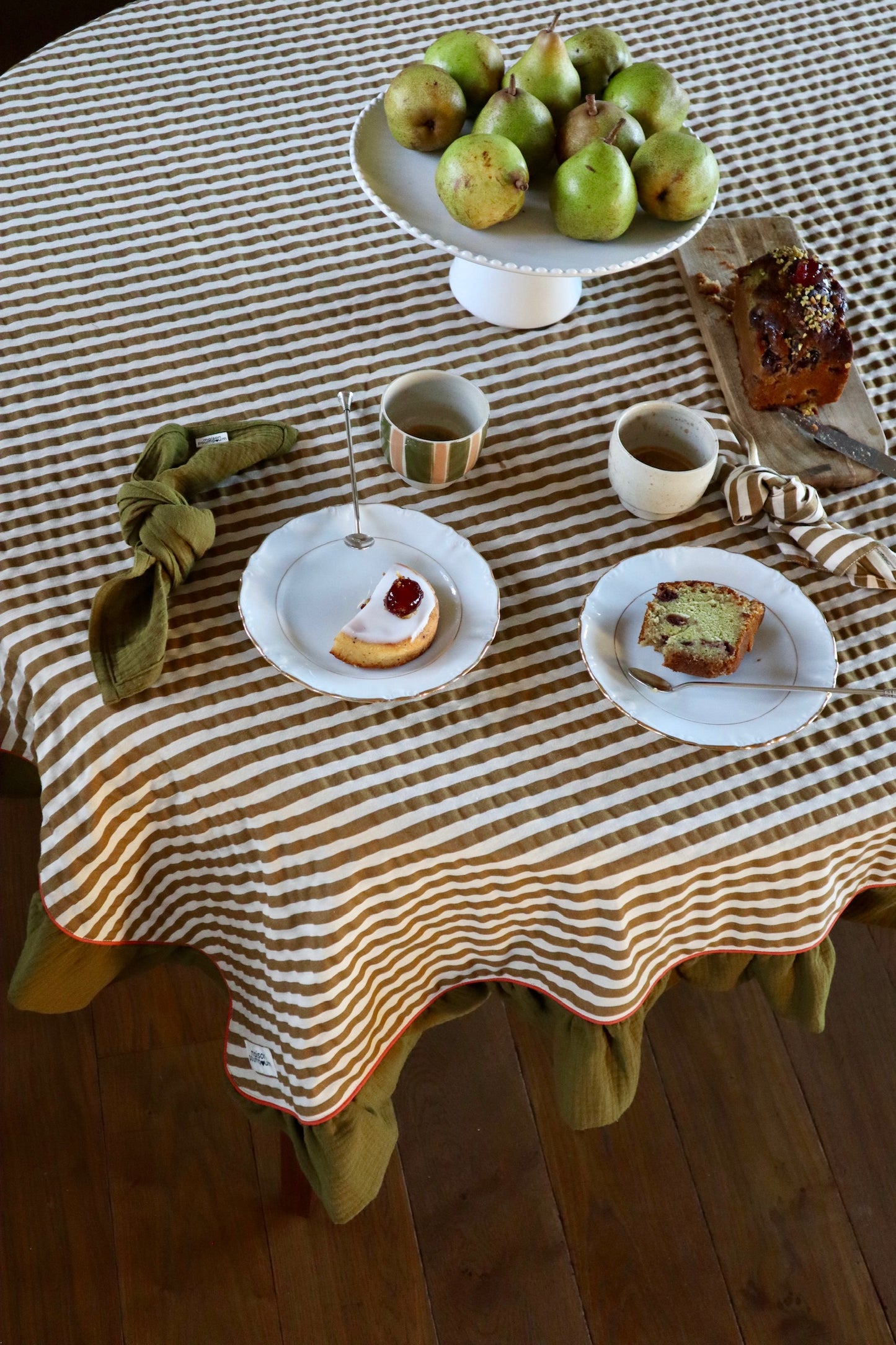 La nappe à froufrous  - La maison poumpoum