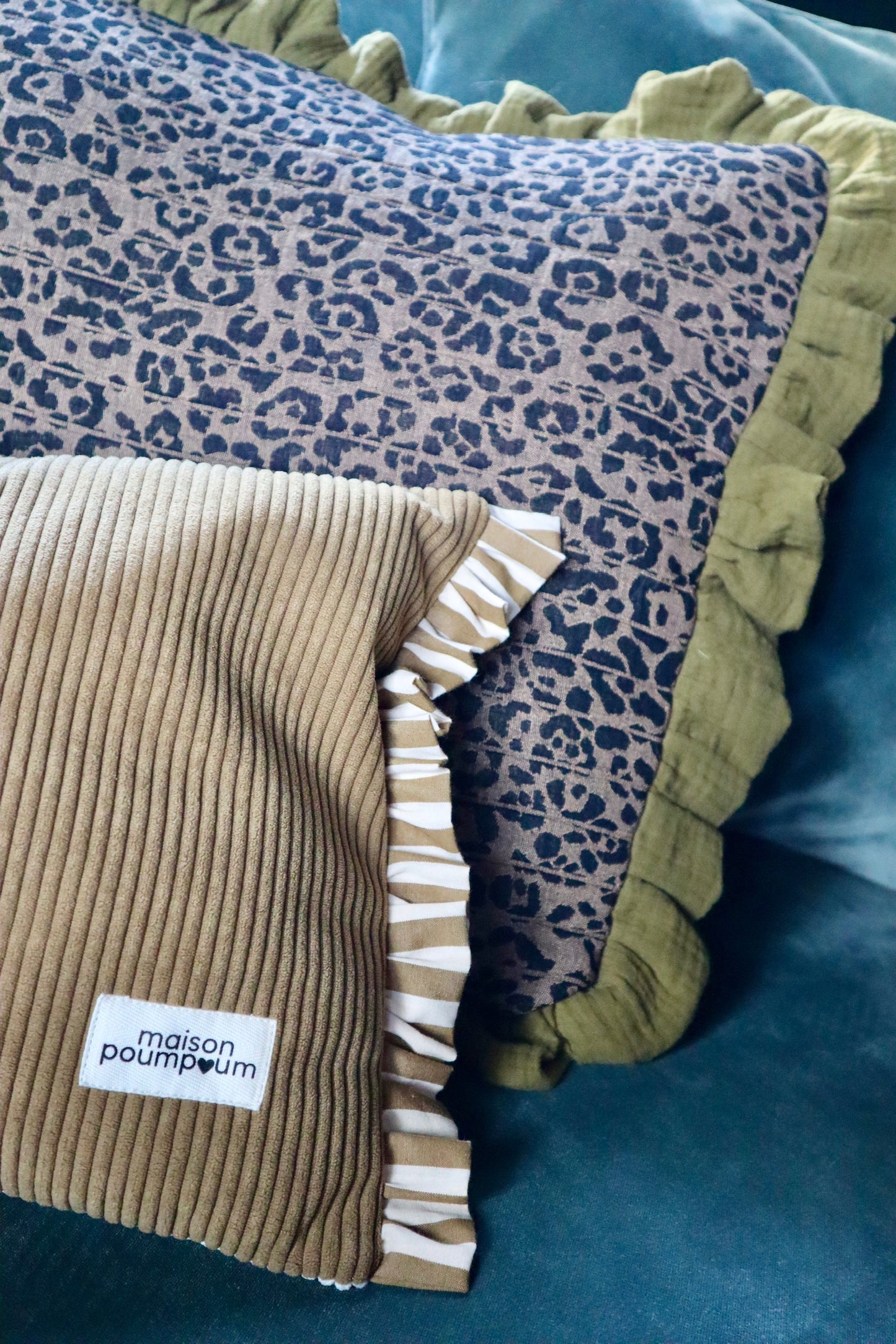 Le coussin velours à froufrous  - La maison poumpoum