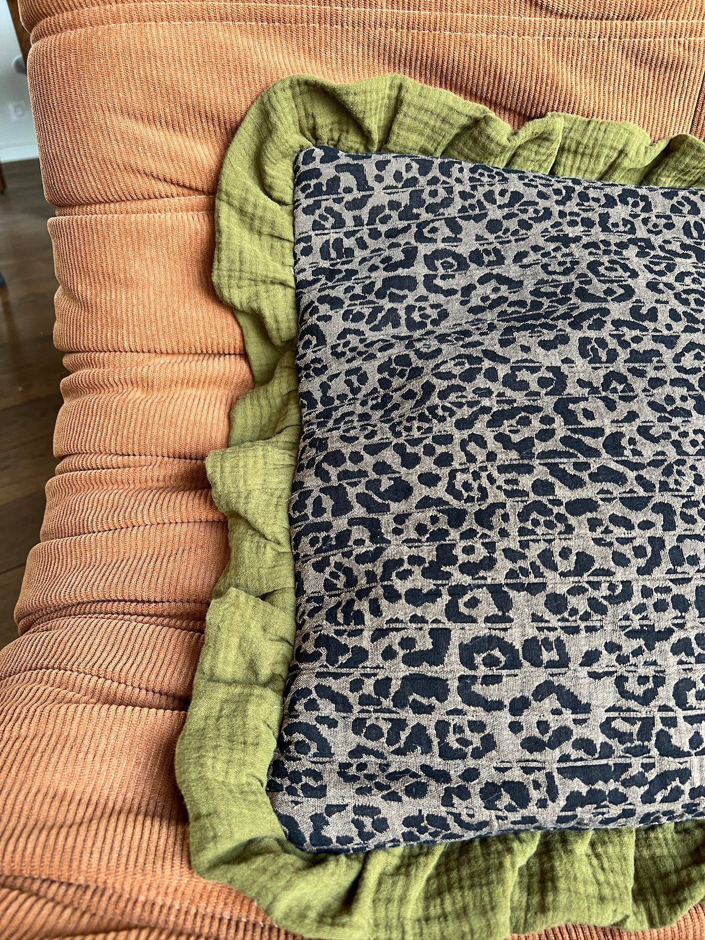 Le coussin léopard à froufrous  - La maison poumpoum