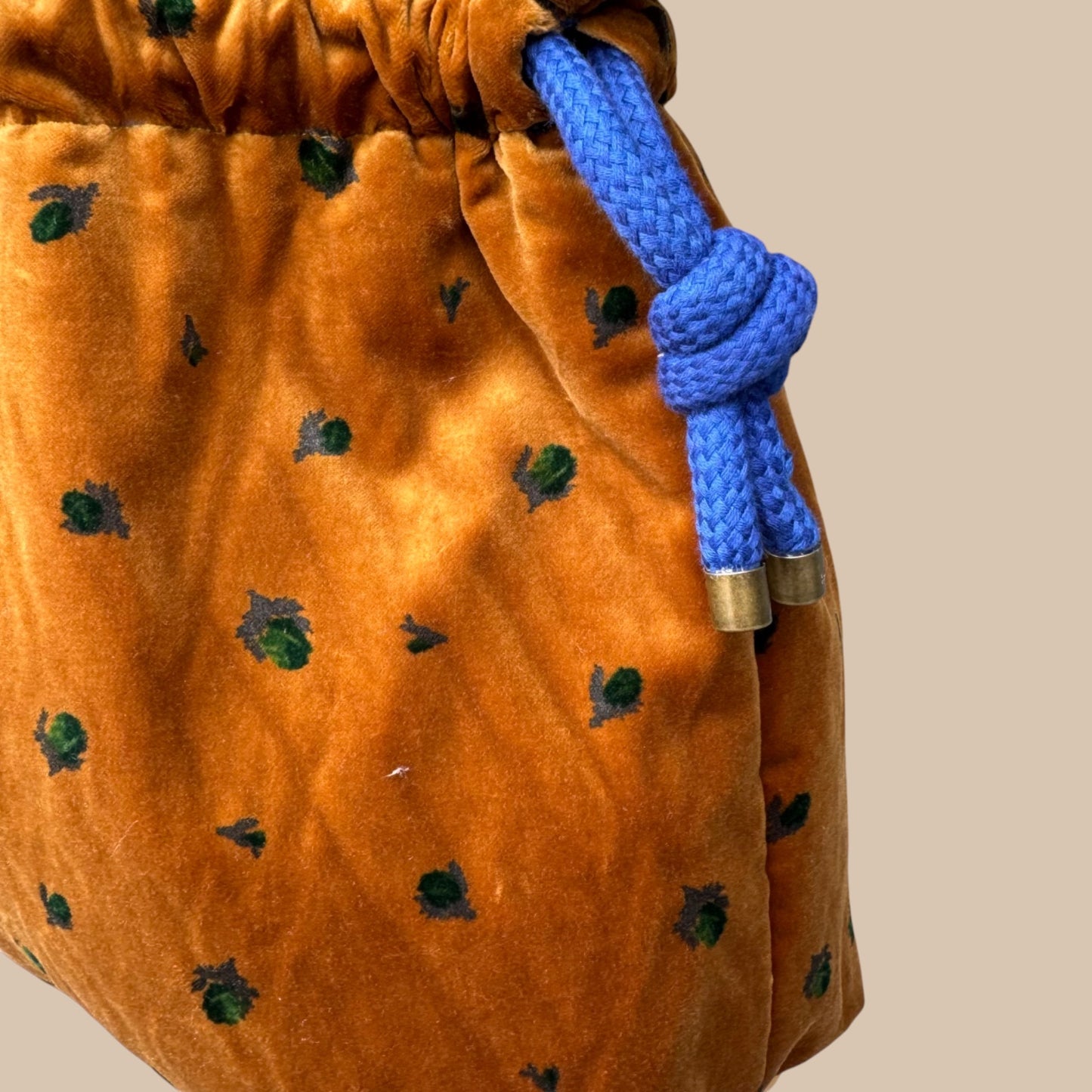 Sac Bourse Velours Moutarde Fleuri – Le charme vintage en édition ultra limitée