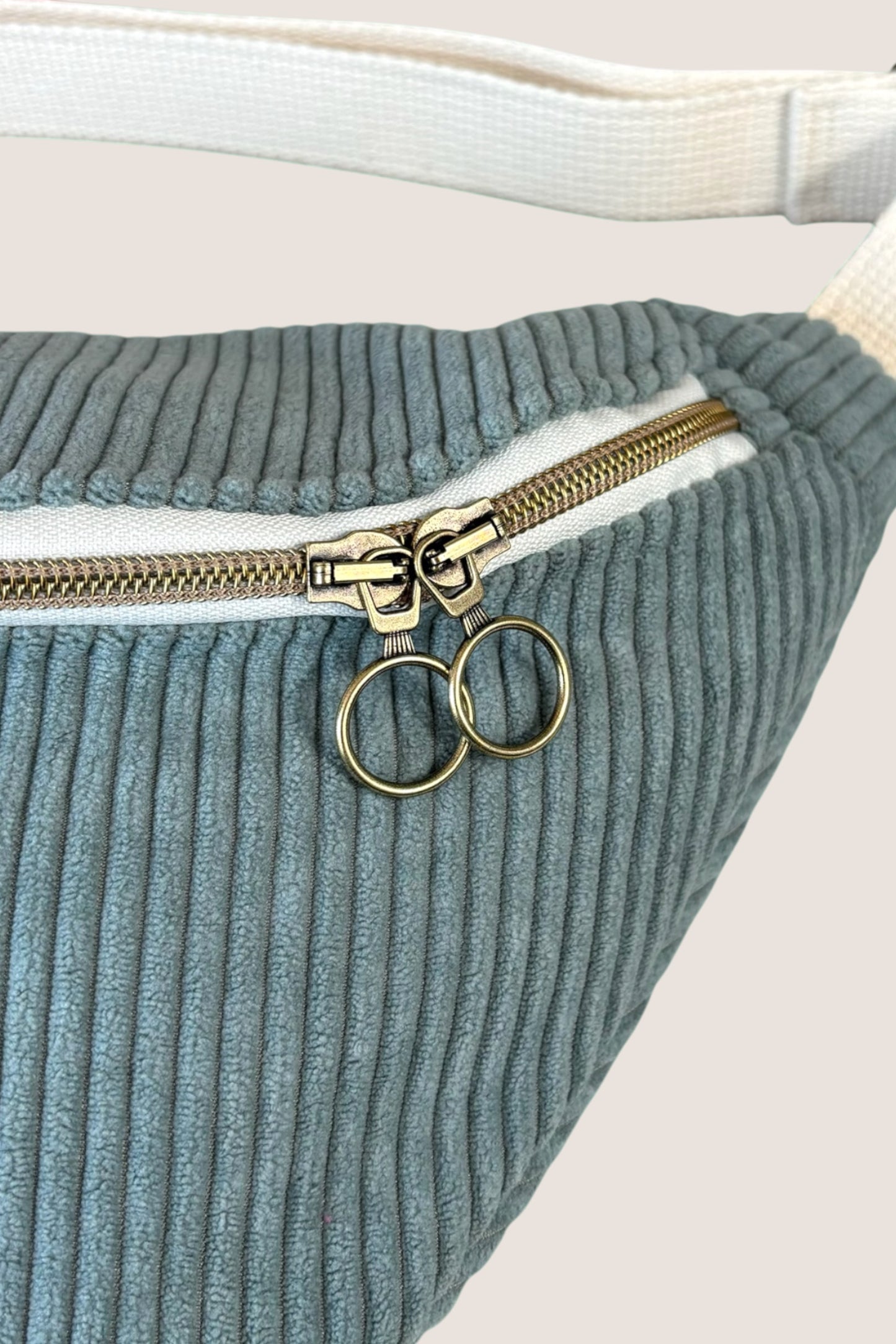 Sac Banane Velours Bleu Ciel zoom