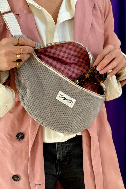 Sac Banane Velours Gris porté interieur