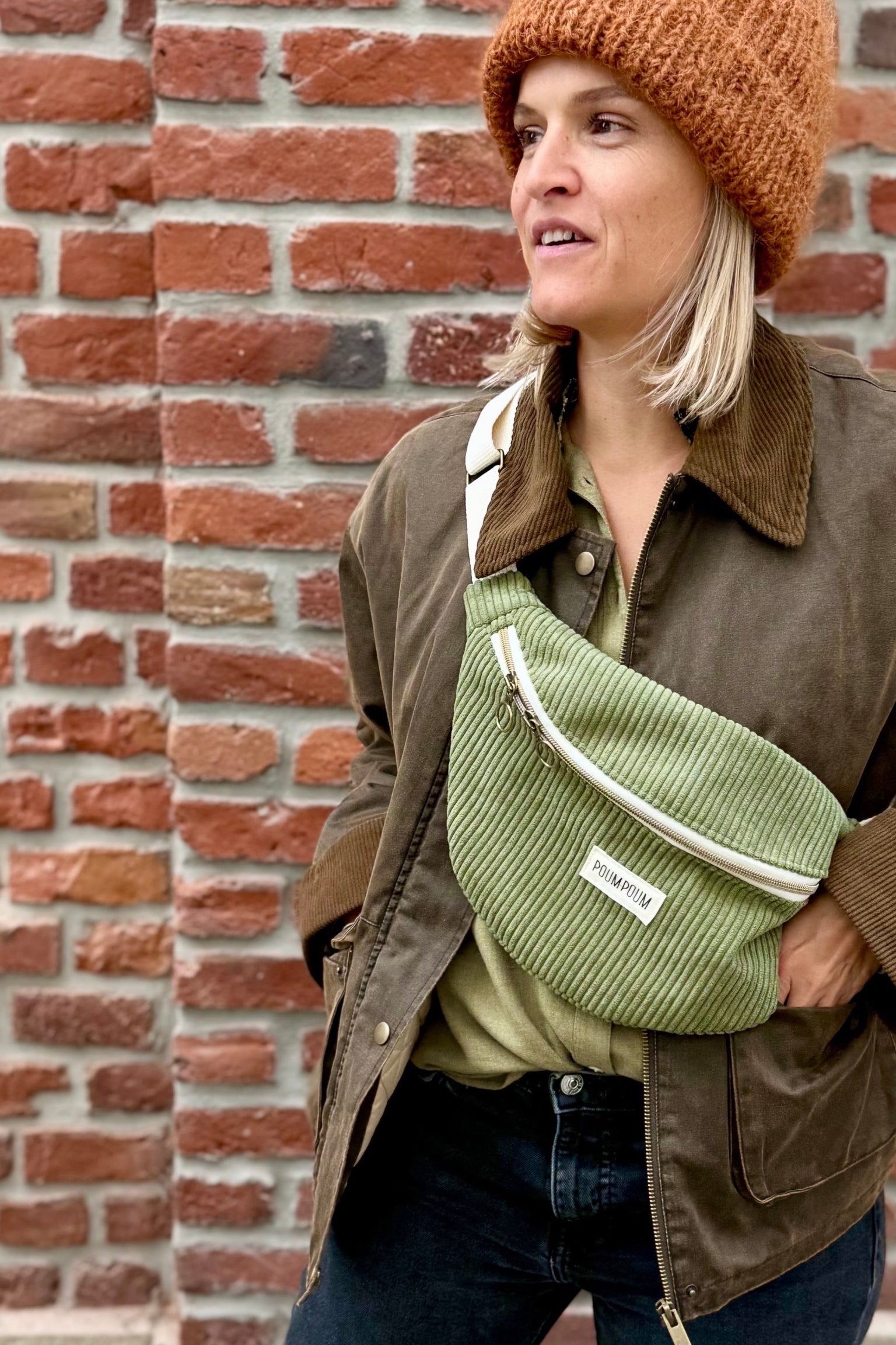 Sac Banane Velours Kaki porté