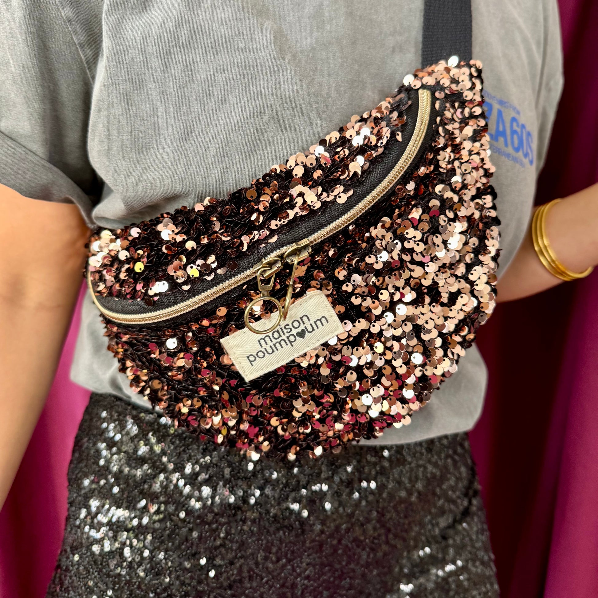 Sac banane sequin cuivré portée