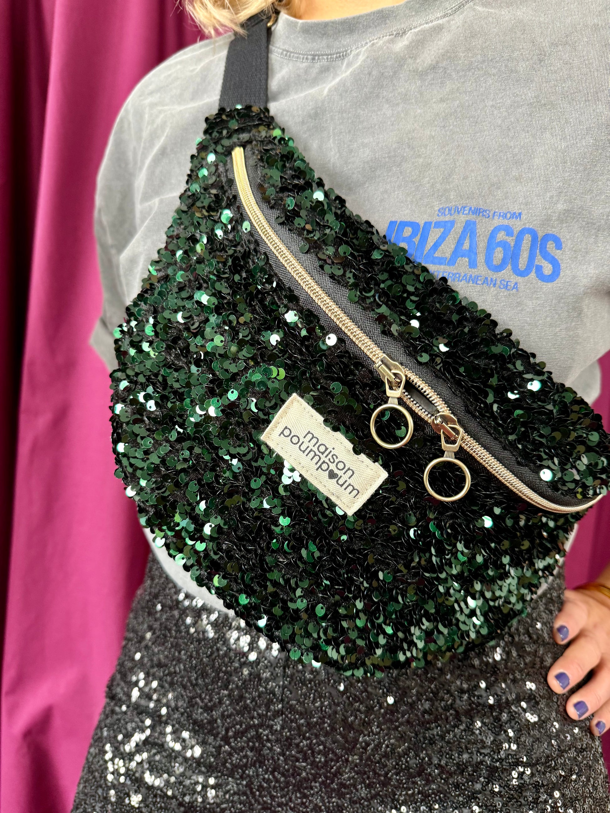 Sac banane sequin vert portée