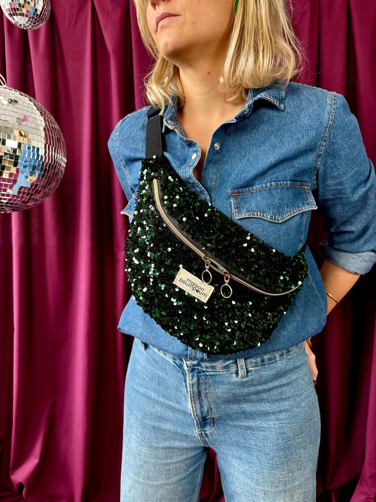 Sac banane sequin vert portée outfit