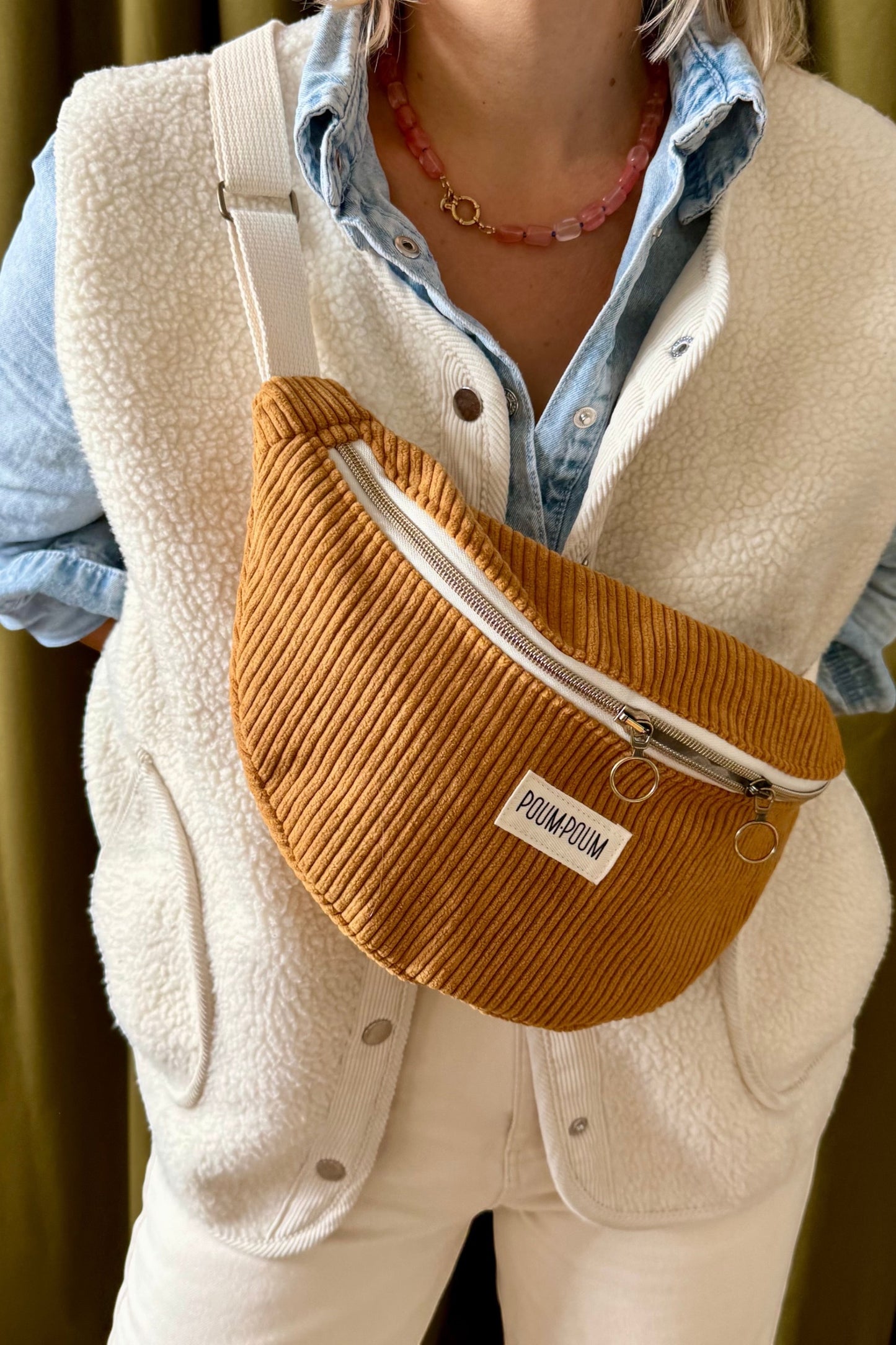 Sac Banane Velours Moutarde porté