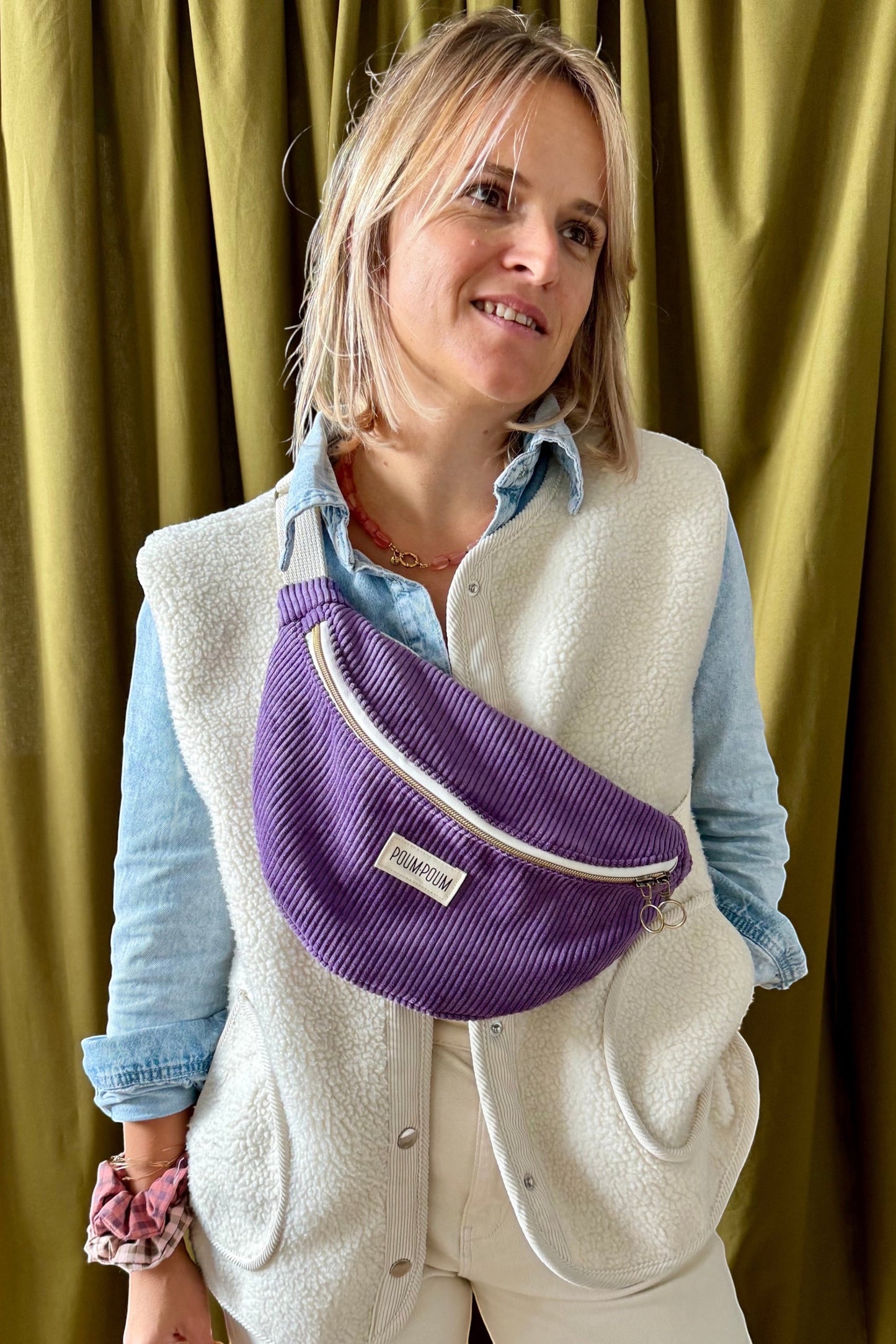 Sac Banane Velours Violet portee