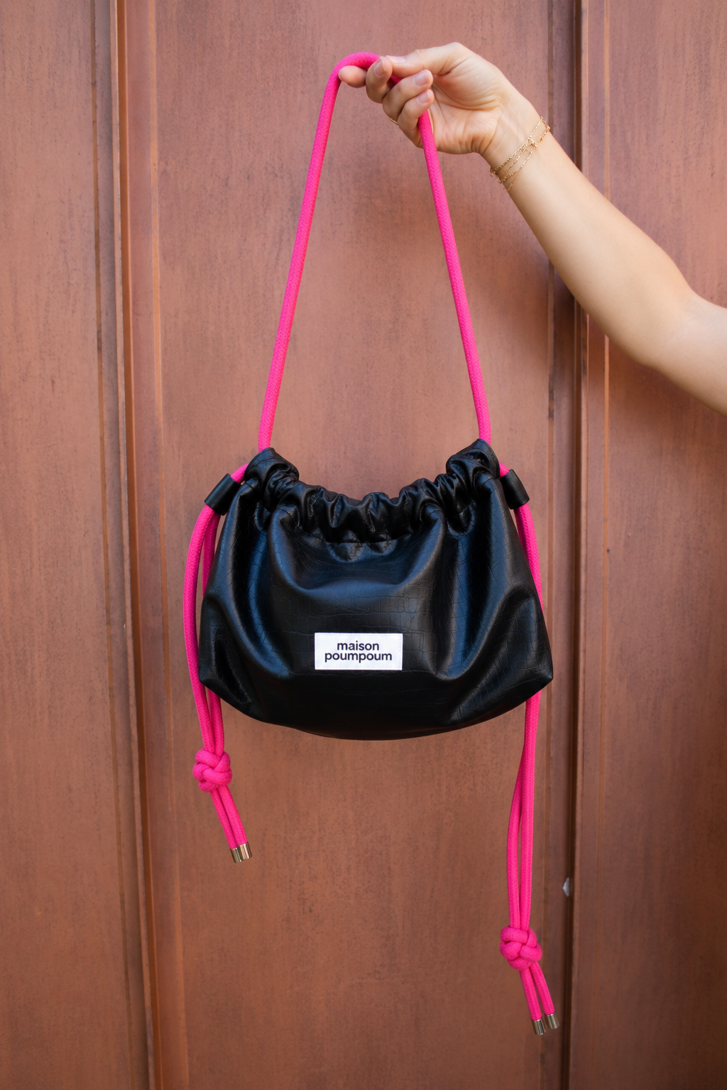 sac bourse simili croco noir - maison poumpoum - cordon rose fuchsia