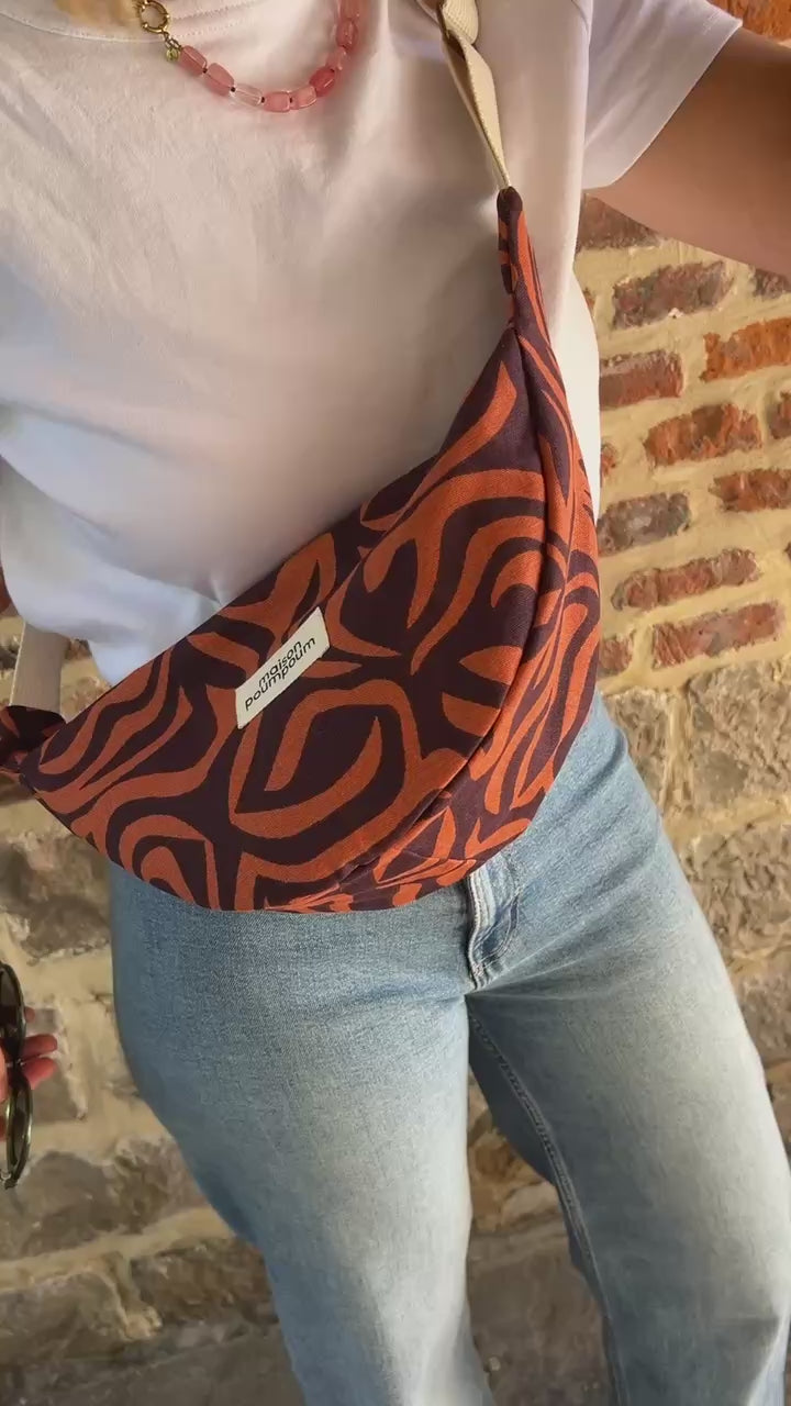 sac banane demi lune femme maison poumpoum vidéo portée