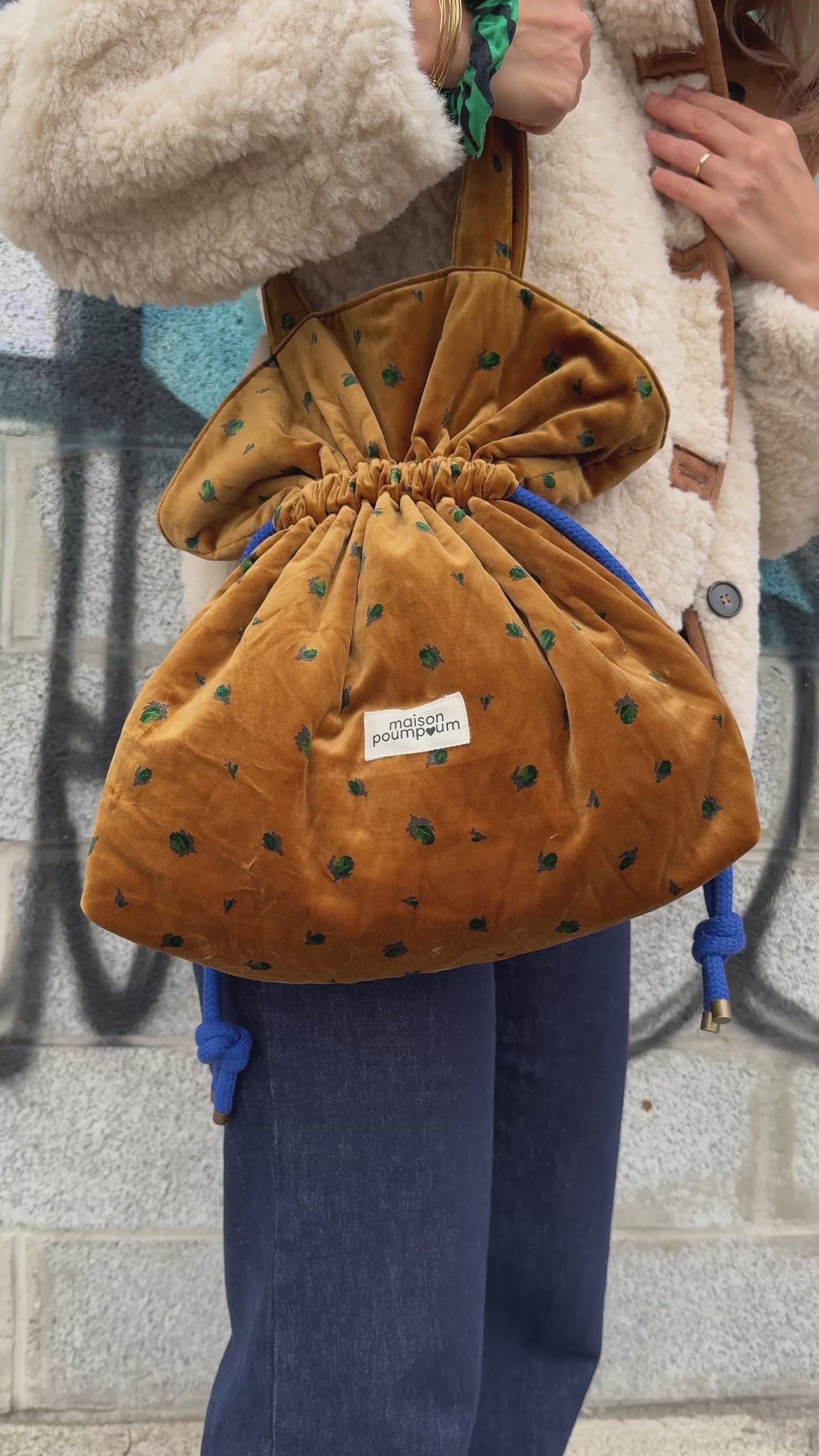 SAC BOURSE VELOURS CAMEL FLEURS VIDEO