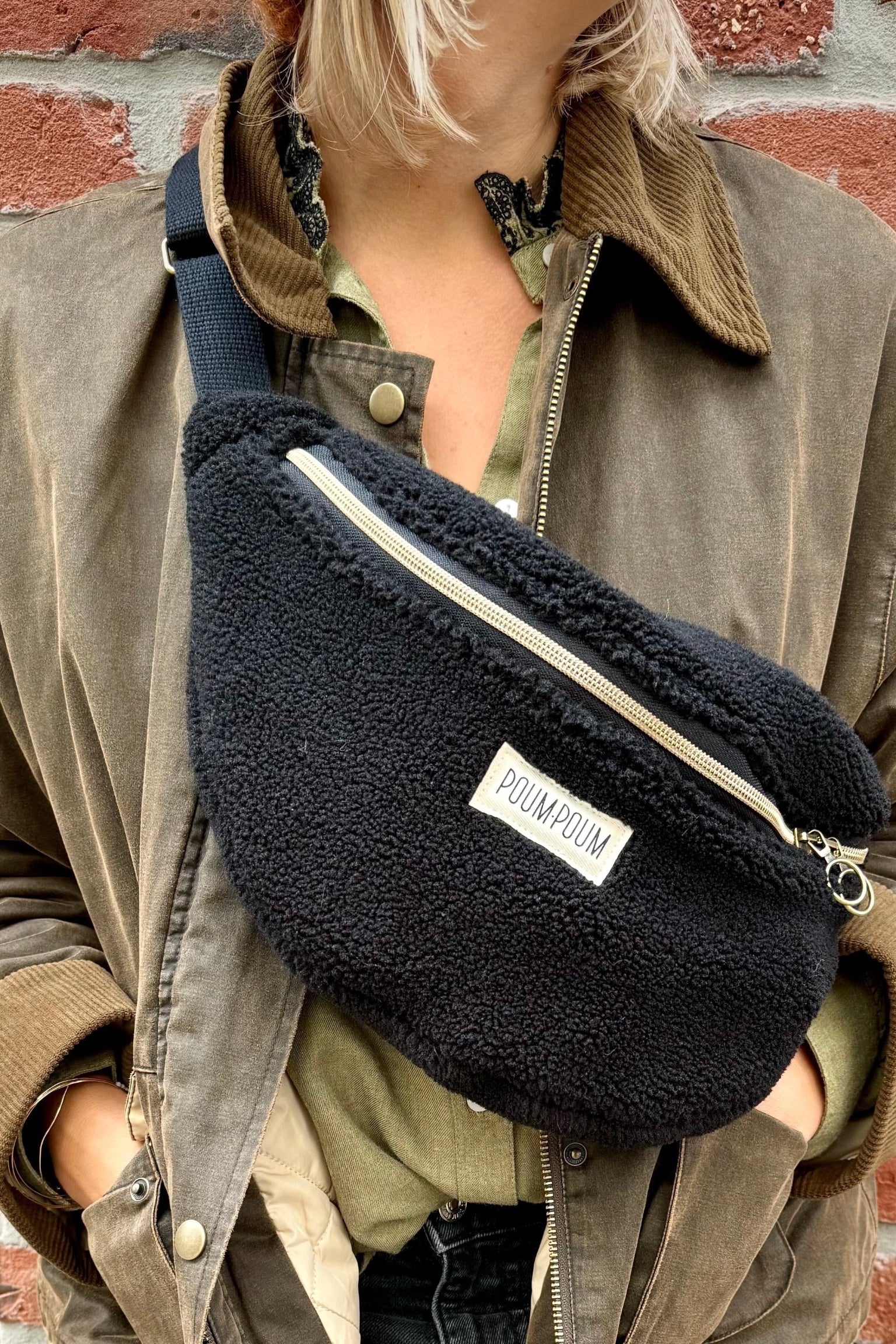 sac_banane_moumoute_noire_portee