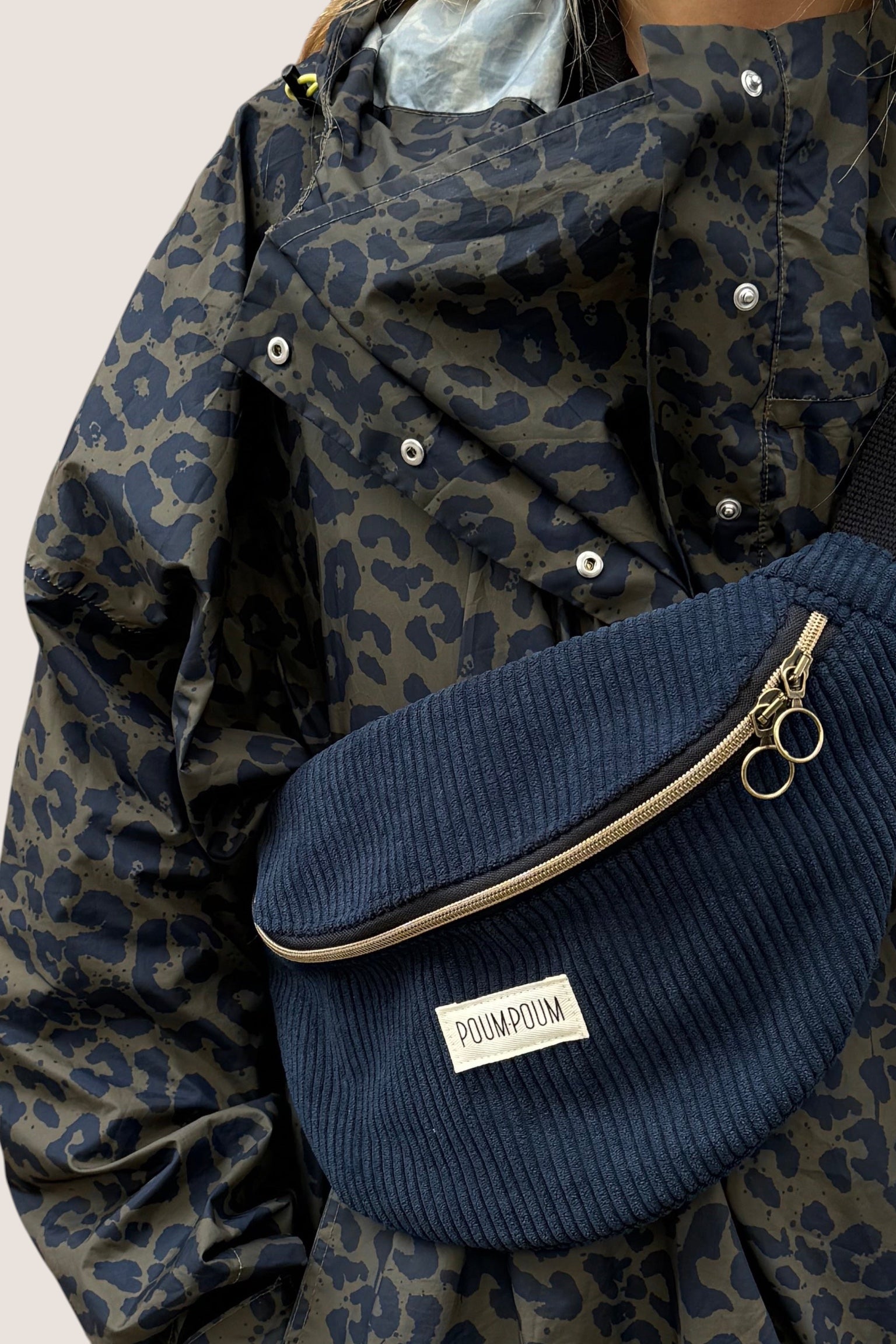 Sac Banane Velours Bleu Marine porté