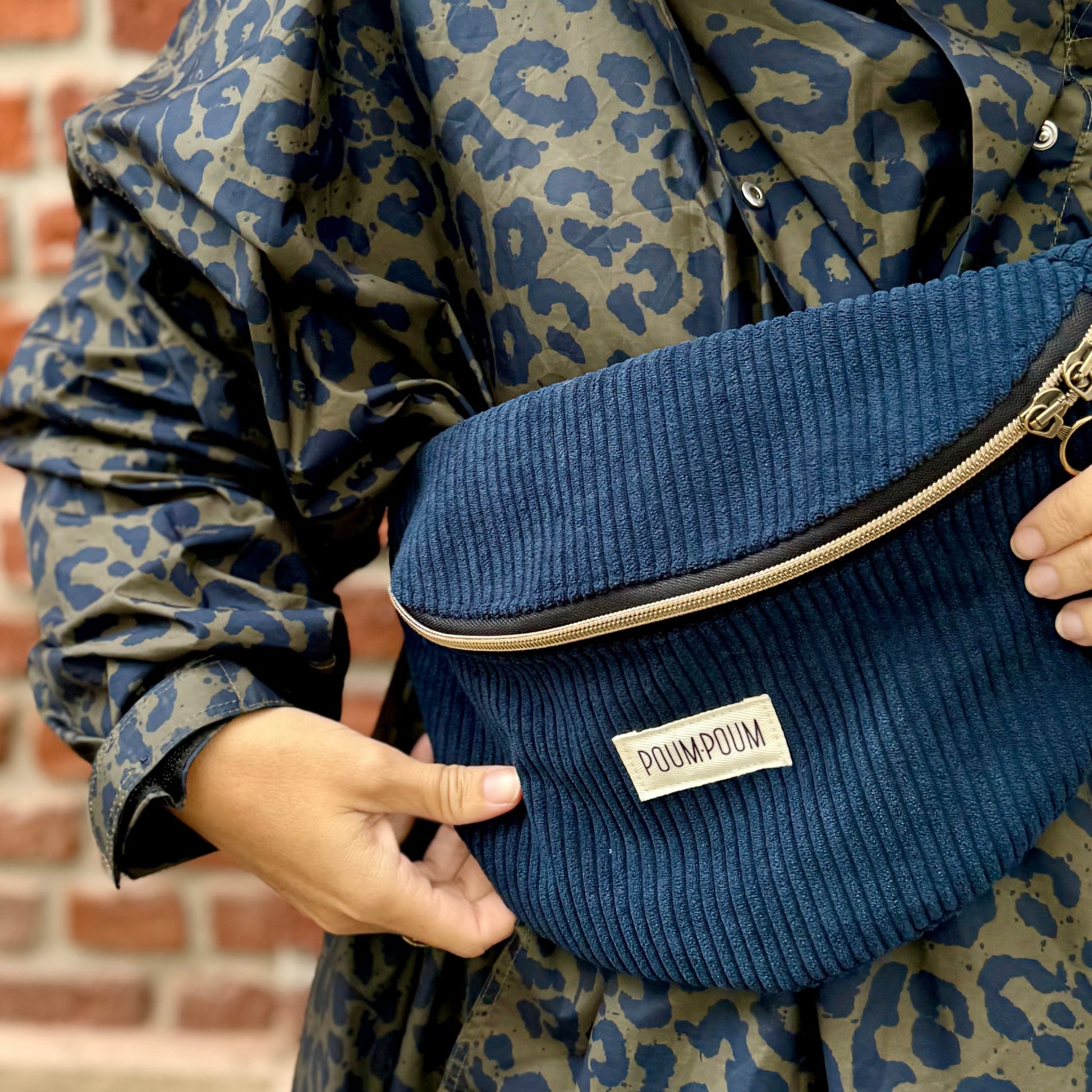 Sac Banane Velours Bleu Marine zoom porte