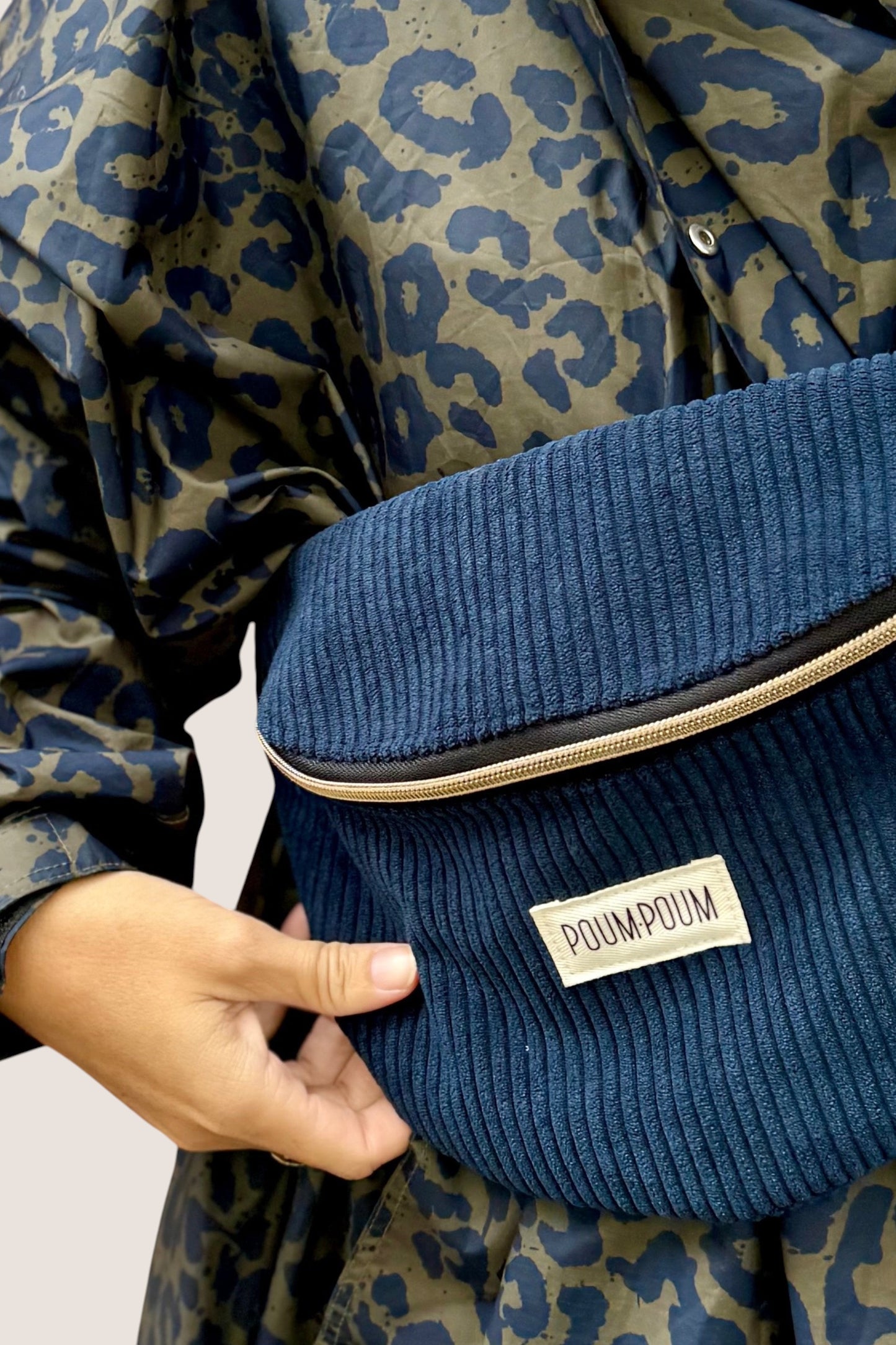 Sac Banane Velours Bleu Marine zoom porte