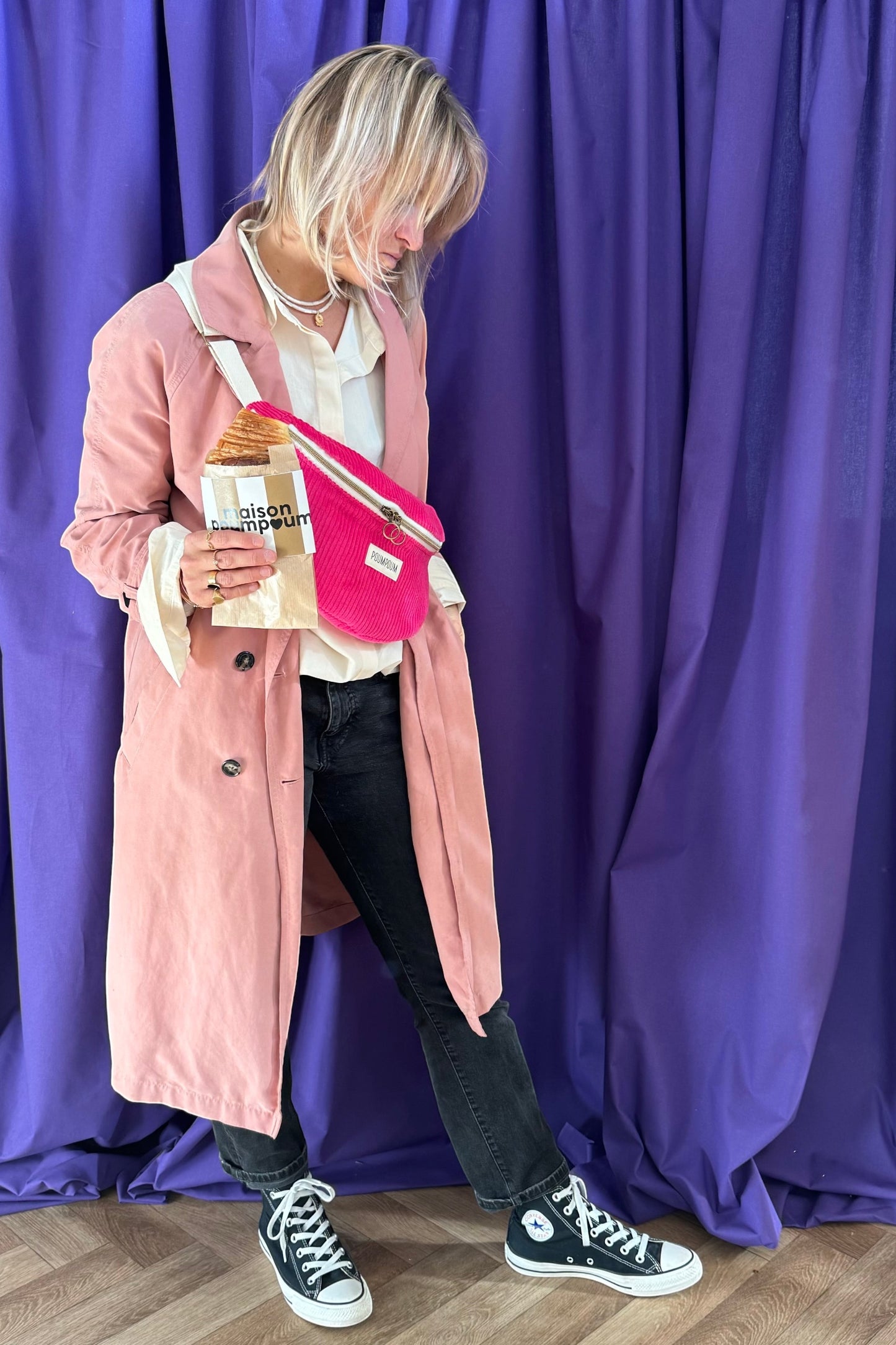 Sac Banane Velours Fuchsia portée