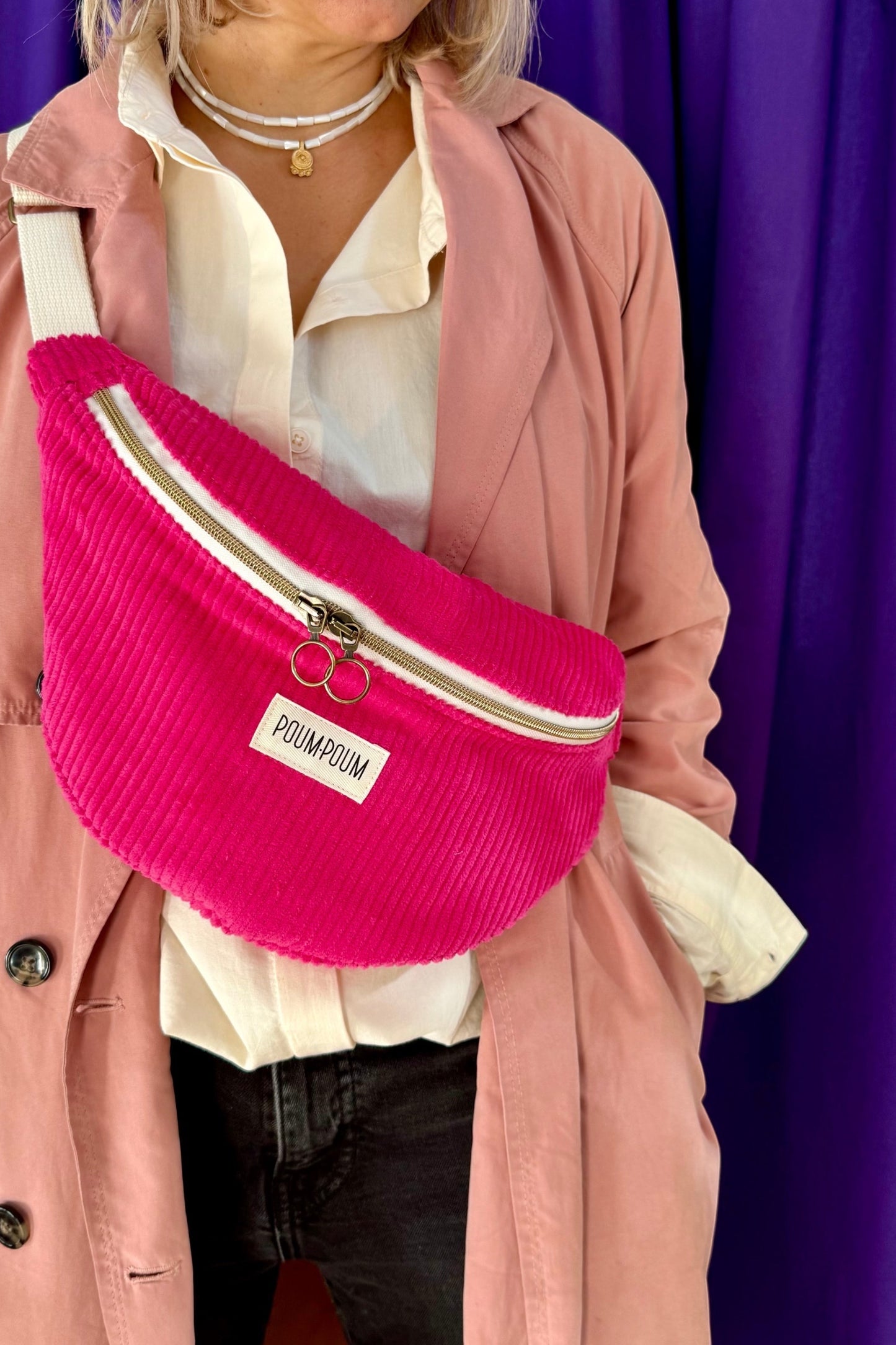 Sac Banane Velours Fuchsia porté