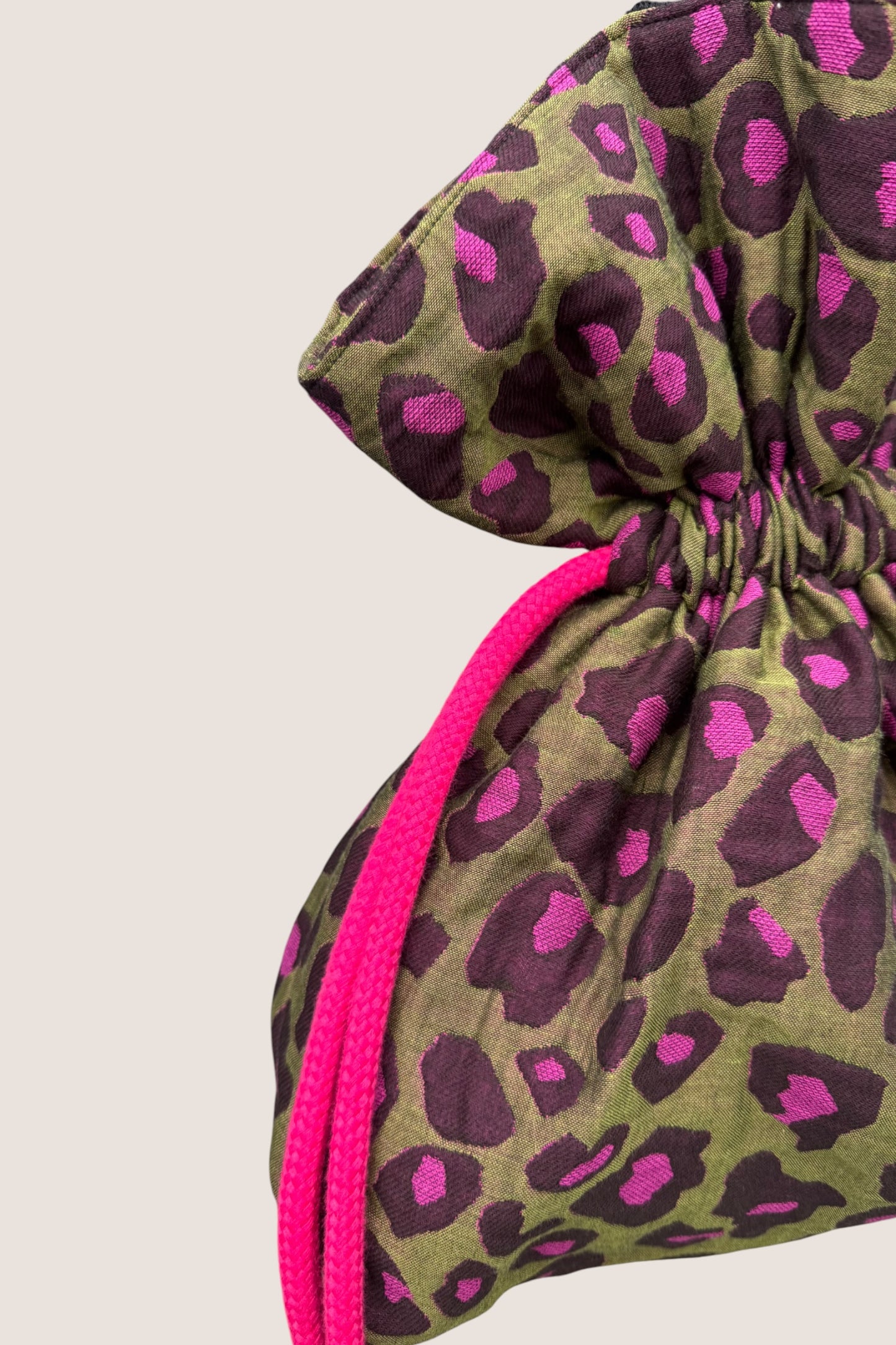 Sac Bourse Jacquard Léopard Fuchsia – Le léopard pop et ultra joyeux